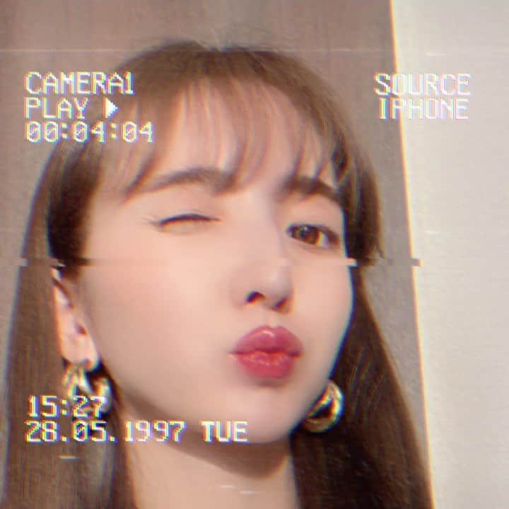 平木愛美のインスタグラム：「はたまた私がアートに？→前髪お禿げました🎨  ゆるりなポストでこんにちはっ。  先日撮影おわりに、お肌の綺麗を保つため定期的に通っているkireimoさんへ行ってきたよ🤍 スタッフさんがたはいつも丁寧で優しくて、ほとんど痛みもなく、わたしは今回は、施術してもらいながら寝おちてしまっていました、、、笑🥱😴 . そんなかんじでお肌の調子を整えて本日も元気に、撮影でした。色々なブランドさんのお撮影なありがたい日々でして、明日も早朝スタートなので、今夜はこのあたりで…🦋💞🌜 @kireimo_official #kireimo #キレイモ #脱毛 #脱毛サロン #全身脱毛 #女子力アップ #女子力 #肌ケア #美肌」