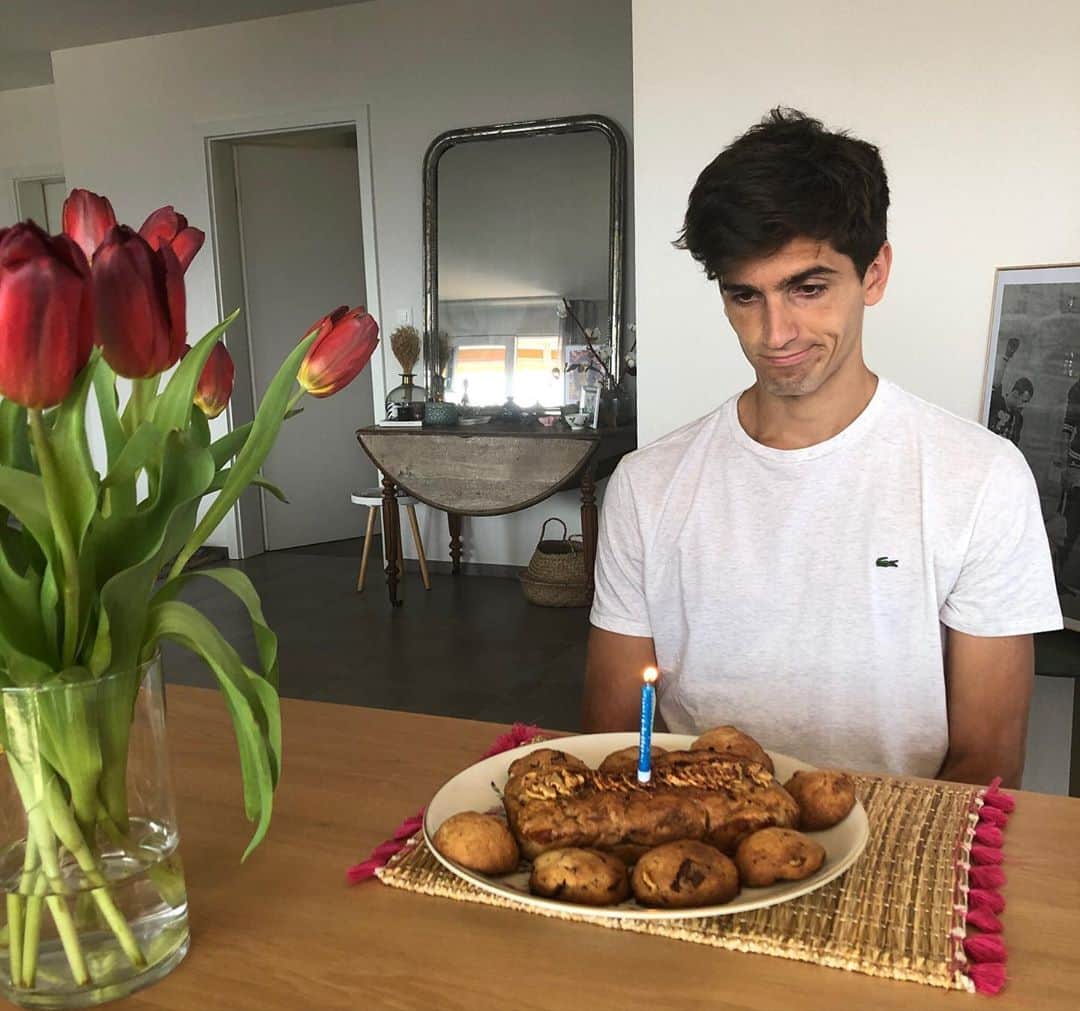 ピエール＝ユーグ・エルベールさんのインスタグラム写真 - (ピエール＝ユーグ・エルベールInstagram)「Quand c’est ton anniversaire en 2020 en quarantaine VS 2019 vie normale ! Merci pour tout vos messages 🙏🏼 #confinement #staysafe #stayhome #lacoste」3月18日 23時57分 - pierrehuguesherbert
