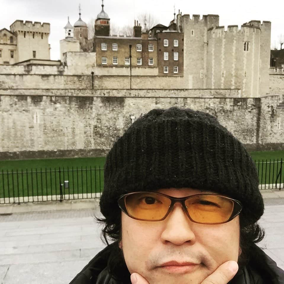 人間椅子さんのインスタグラム写真 - (人間椅子Instagram)「2020/02/22  #ツアー後の #ロンドン観光🇬🇧 #ロンドン塔 #自撮り男子 #ipadで撮影 #toweroflondon #ningenisu #ナカジマノブ  #ipadselfie」3月19日 0時00分 - ningen_isu