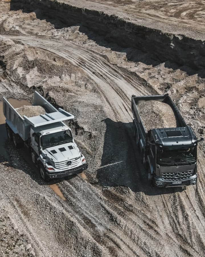 メルセデス・ベンツさんのインスタグラム写真 - (メルセデス・ベンツInstagram)「The Mercedes-Benz Zetros & Arocs are both rock solid options for even the hardest jobs in the construction business. . 📷via @daimlertrucksbuses #mercedesbenz #Mercedes #benz #Arocs #Zetros #MBtruck #MBtrucks #truck #trucks #daimler #daimlerbrands #trucksyoucantrust #construction」3月19日 0時04分 - mercedesbenz