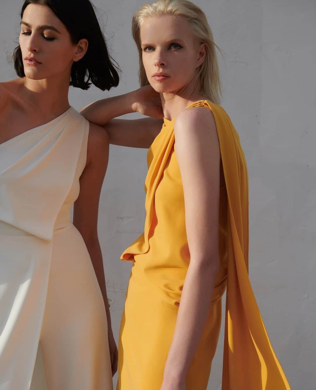 ホルストンのインスタグラム：「Effortless draping is kind of our thing.」