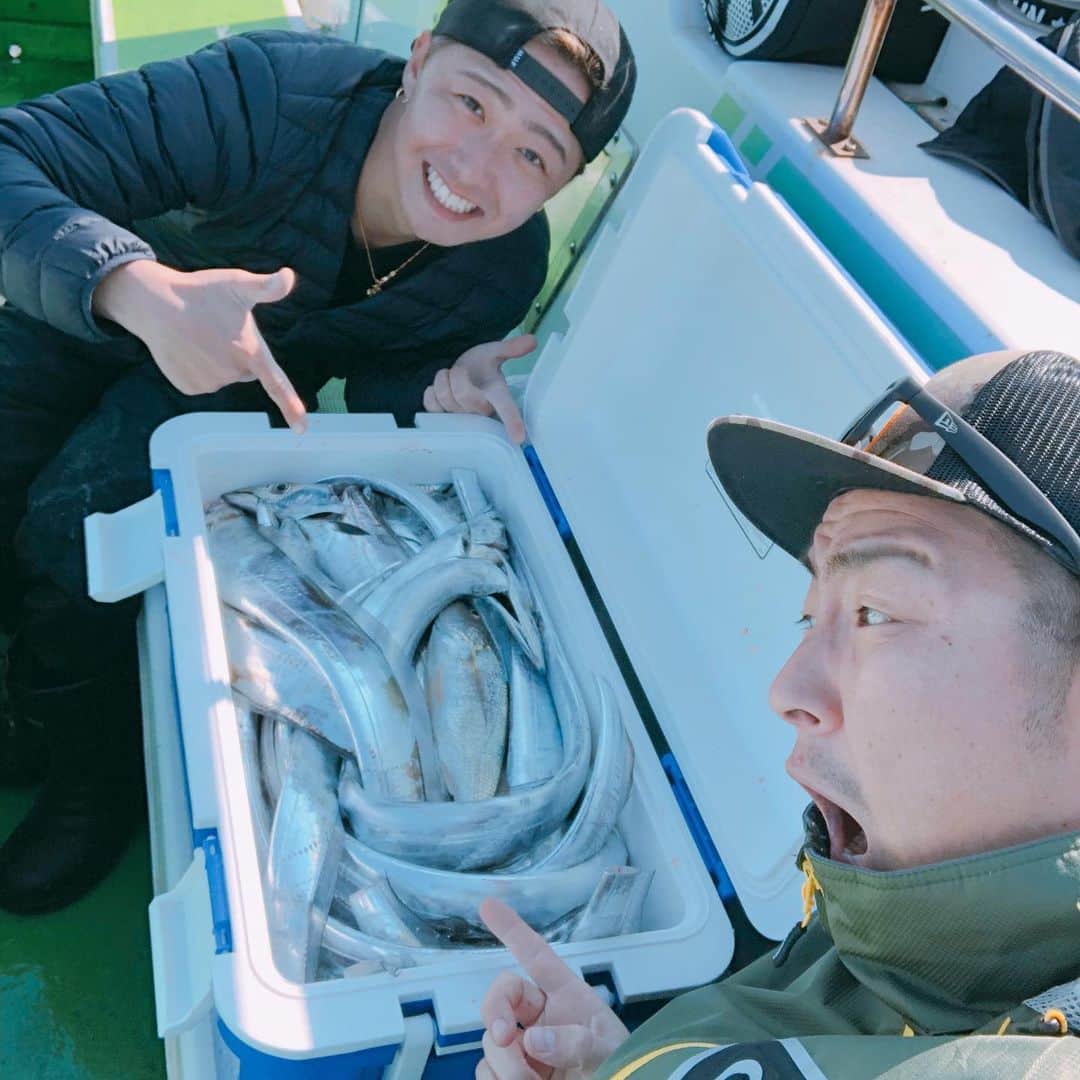 平井俊輔さんのインスタグラム写真 - (平井俊輔Instagram)「初船釣り🛥🎣 ゆーだいに2年前から連れて行ってくれと言って、 やっと人生初の船釣り経験してきました！ 今日は船に乗って東京湾へ。 #太刀魚釣り  先週から色々な太刀魚釣りのYouTubeをみて予習してきましたが、 実戦してみて一言。 楽し過ぎるだろ🤩 釣れる釣れる！ (今の時期というのと船の先導員さんの上手さと魚の当たりを見極める自分の感覚w✌️) らいひーは8匹ゆーだいは流石の13匹💦 他釣り仲間の皆さん合計で150匹強😵 めちゃくちゃ釣れた。 釣れ過ぎ👏👏👏👏👏 やはり釣れたら美味しく頂く！ まさかのゆーだいが魚さばけるとは😵 ゆーだいが釣り人から板前に👍 しっかり太刀魚さばいてくれて刺身ばりうーまかったよー！ 炙り太刀魚も激うーま😍 そしてお土産に太刀魚の切り身を30枚頂きました笑笑 今日から何週間は平井家太刀魚祭りでしょう🥳 毎年恒例。人生初の経験をしていく目標は達成されました！ 釣り名人会の皆様とも仲良くなれたのでまた今年行く事でしょう！ 次回はカツオ？ふぐ？マグロ？ ヤーバイ話が飛び交ってました。 人生また楽しみが増えました！ ゆーだいありがとねー！ また人生楽しみが増えました🤙  #Da-iCE #大野雄大 #船釣り #中山丸 #東京湾釣り  #朝早起きで顔パンパン丸 #いや元々パンパン丸 #船釣りデビュー  #人生初体験」3月19日 0時15分 - bobuhirai0311