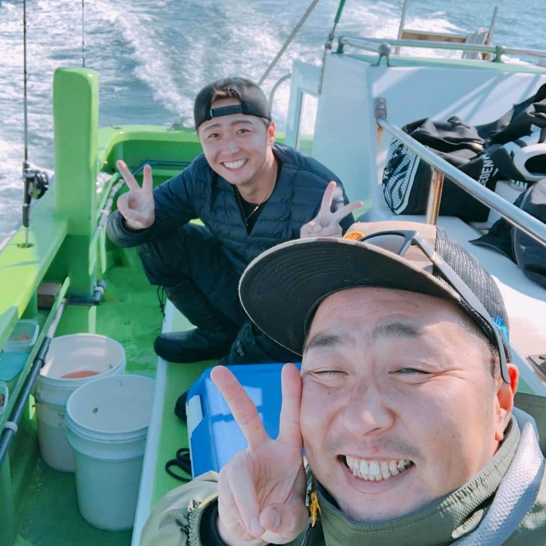 平井俊輔のインスタグラム：「初船釣り🛥🎣 ゆーだいに2年前から連れて行ってくれと言って、 やっと人生初の船釣り経験してきました！ 今日は船に乗って東京湾へ。 #太刀魚釣り  先週から色々な太刀魚釣りのYouTubeをみて予習してきましたが、 実戦してみて一言。 楽し過ぎるだろ🤩 釣れる釣れる！ (今の時期というのと船の先導員さんの上手さと魚の当たりを見極める自分の感覚w✌️) らいひーは8匹ゆーだいは流石の13匹💦 他釣り仲間の皆さん合計で150匹強😵 めちゃくちゃ釣れた。 釣れ過ぎ👏👏👏👏👏 やはり釣れたら美味しく頂く！ まさかのゆーだいが魚さばけるとは😵 ゆーだいが釣り人から板前に👍 しっかり太刀魚さばいてくれて刺身ばりうーまかったよー！ 炙り太刀魚も激うーま😍 そしてお土産に太刀魚の切り身を30枚頂きました笑笑 今日から何週間は平井家太刀魚祭りでしょう🥳 毎年恒例。人生初の経験をしていく目標は達成されました！ 釣り名人会の皆様とも仲良くなれたのでまた今年行く事でしょう！ 次回はカツオ？ふぐ？マグロ？ ヤーバイ話が飛び交ってました。 人生また楽しみが増えました！ ゆーだいありがとねー！ また人生楽しみが増えました🤙  #Da-iCE #大野雄大 #船釣り #中山丸 #東京湾釣り  #朝早起きで顔パンパン丸 #いや元々パンパン丸 #船釣りデビュー  #人生初体験」