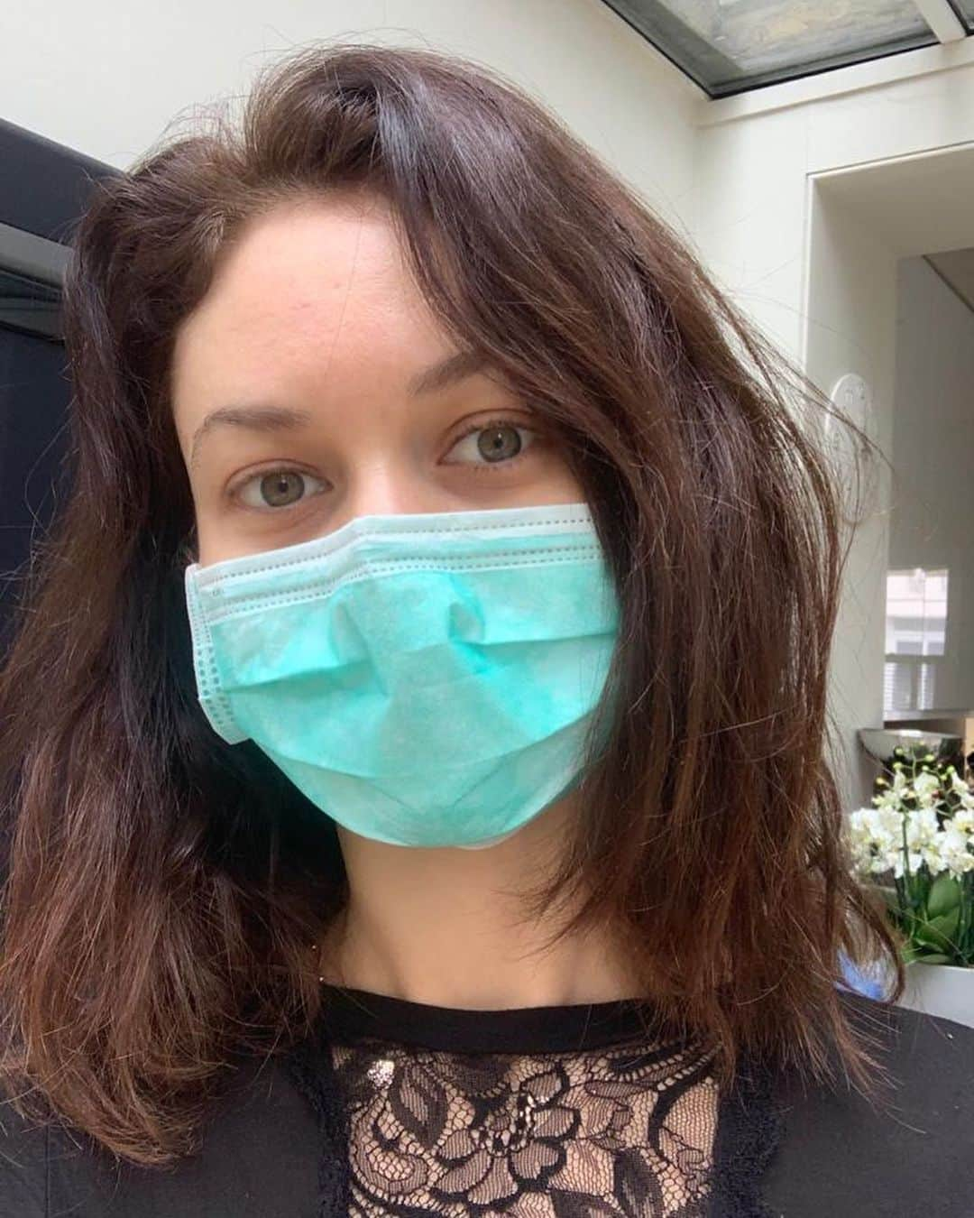 オルガ・キュリレンコさんのインスタグラム写真 - (オルガ・キュリレンコInstagram)「Hello everyone! I’m feeling better today. My fever is gone!  I hear people can’t figure out where I currently am. I’m in London!  How do I know it’s coronavirus and not just a flu? I did a test for coronavirus which came back positive.  What are the medicines that doctors prescribed as treatment? NONE!  I was told to take paracetamol in case my fever was too high and if I was in too much pain.  However, I do take vitamins and supplements. Please note that these vitamins do NOT cure Coronavirus but only help the immune system be stronger in order to fight! here is what I’m taking:  Pantothenic Acid- Vitamin B5, also called pantothenic acid and pantothenate, is vital to living a healthy life. Like all B complex vitamins, B5 helps the body convert food into energy.  Vitamin E - is a fat-soluble, essential nutrient with anti-inflammatory properties. Vitamin E helps support the immune system, cell function, and skin health. It’s an antioxidant, making it effective at combating the effects of free radicals produced by the metabolism of food and toxins in the environment.  Vitamin C - goes without saying I hope!  Curcumin (or Turmeric) - anti- inflammatory, antioxidant.  Zinc - helps immune system fight bacteria and viruses.  I also take colloidal silver but please be careful taking it as some websites have warnings about it as not everyone can take it. Please check if you can take it or you might have health complications.  I also take Cell Food but again please check websites online about it as certain people aren’t recommended to take it!  Good luck everyone!  Кратко на русском:  Ребята, сегодня мне лучше! Температура прошла.  Я нахожусь в ЛОНДОНЕ!  Как я знаю, что у меня коронавирус? Мне сделали тест в больнице, который оказался позитивным.  Какое мне прописали лечение? НИКАКОГО! Сказали только пить парацетамол при высокой температуре и болях, что я и делала.  Для поддержки иммунитета я пью следующие витамины: Витамин С, Е, Д, B5, Curcumin (Turmeric), Zinc.  Внимание! Эти витамины не лечат коронавирус!!! Они только могут помочь иммунной системе бороться с вирусами и инфекцией  Всем кто болеет хорошего выздоровления. Всем кто пыт  #coronavirus #коронавирус」3月19日 0時15分 - olgakurylenkoofficial