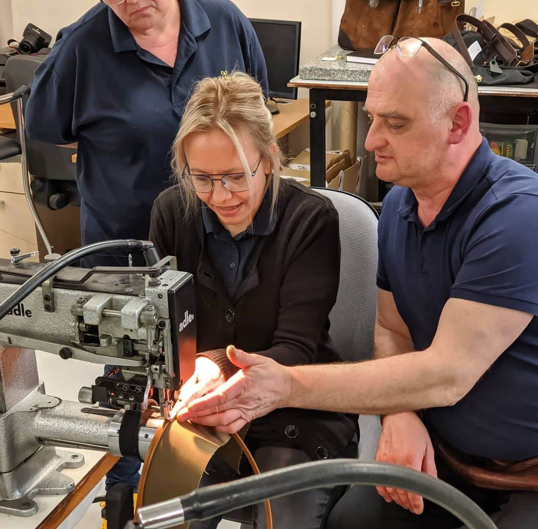 ジョンチャップマンのインスタグラム：「We have the best sewing machinists in the world. Why? Because they are constantly working on their craft. It takes time create something timeless.」
