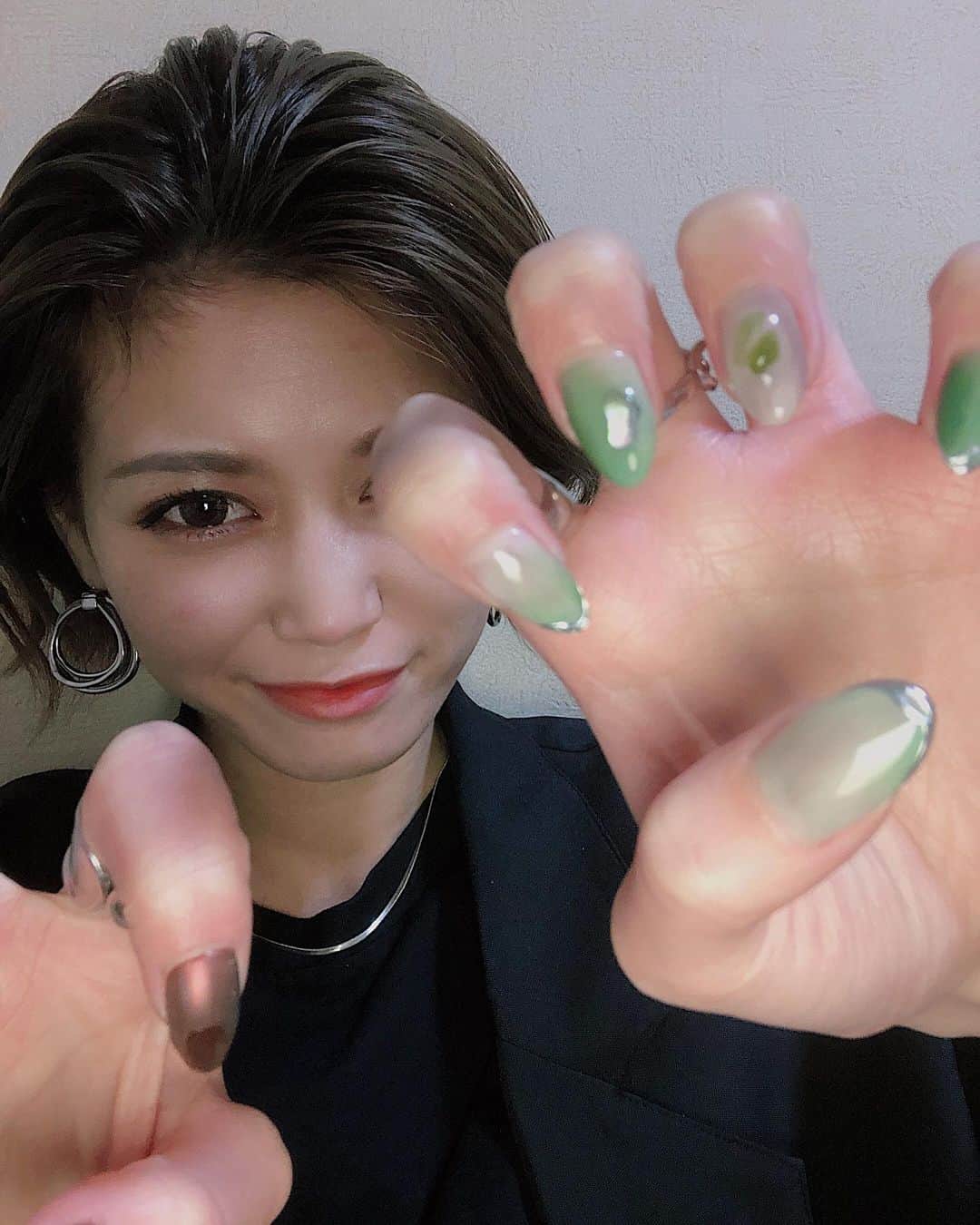 kazuki youdaのインスタグラム：「_  お久しぶりですこんばんは🌙 ネイル変えたよの1枚🤳 今回のテーマは木です🌳 .  緑いっぱいのゆっくりしたとこ 行きたいなーっと🧏🏻‍♀️❤️ _  #nail」