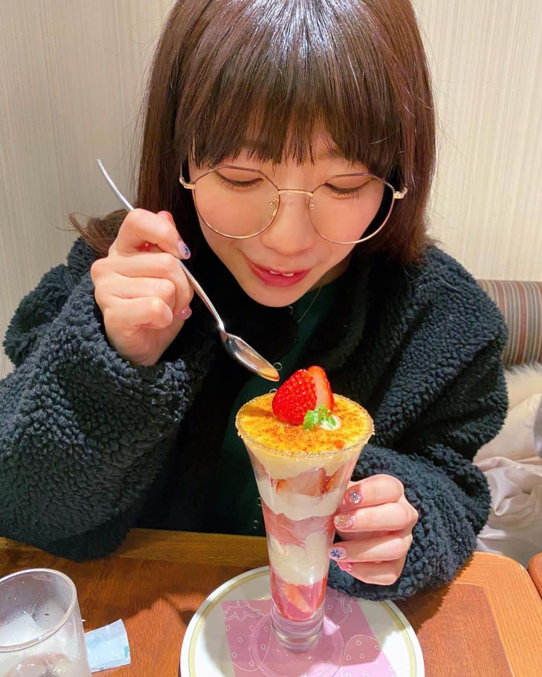 ぱいぱいでか美のインスタグラム：「今年もロイホの苺ブリュレパフェは最高……！ ꙳ #ロイヤルホスト #royalhost  #苺のブリュレパフェ ꙳ 去年ハマりすぎて明らかに食べに行きすぎだった ロイホの苺ブリュレパフェ。 今年もめちゃ行ってます……。 本当に美味しいから絶対食べてほしい。 パフェとしての完成度高すぎてやばい。 最後までずーーっと美味しい(T . T) 去年は春くらいの期間だったんだけど 今年は後ろ倒しになっててもうやってて 何ならもうすぐ終わるっぽい。 (多分そう書いてあった気がする。各々で確認してください) 終了までにまた食べに行かないとな〜…！」
