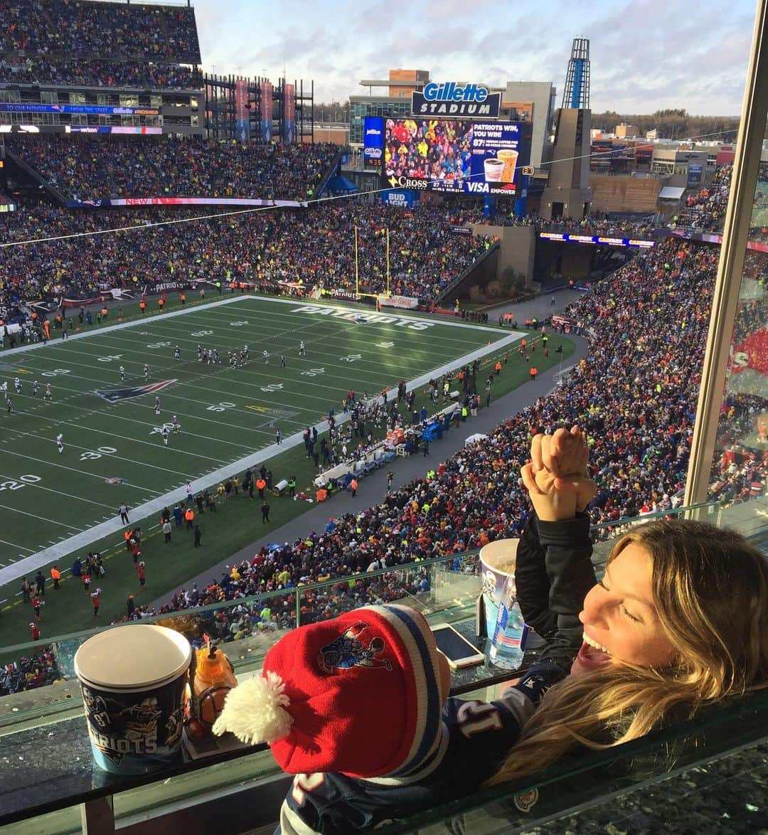 ジゼル・ブンチェンさんのインスタグラム写真 - (ジゼル・ブンチェンInstagram)「What a ride the last decade has been. Boston has been so good to us and will always be in our hearts. We will forever have wonderful memories. Our kids were born and raised there and we have made special friendships to last a lifetime.  I’ll miss our friends, the beautiful change of seasons and the rides to the stadium to go cheer for Tom and the Pats.  Thank you to everyone who has been so supportive of my husband and our family throughout all these years. We will miss you! ❤🙏 Quanta transformação que aconteceu na minha vida nessa última década. Boston foi muito acolhedora conosco e estará sempre em nossos corações. Nós teremos para sempre memórias incríveis. Nossas crianças nasceram e cresceram lá e fizemos amizades especiais para o resto da vida. Vou sentir saudades dos nossos amigos, das lindas trocas de estações e de todas as nossas idas ao estádio para torcer pelo Tom e pelo Pats. Agradeço a todos que apoiaram meu marido e minha família por todos esses anos. Vamos sentir saudades!」3月19日 0時28分 - gisele