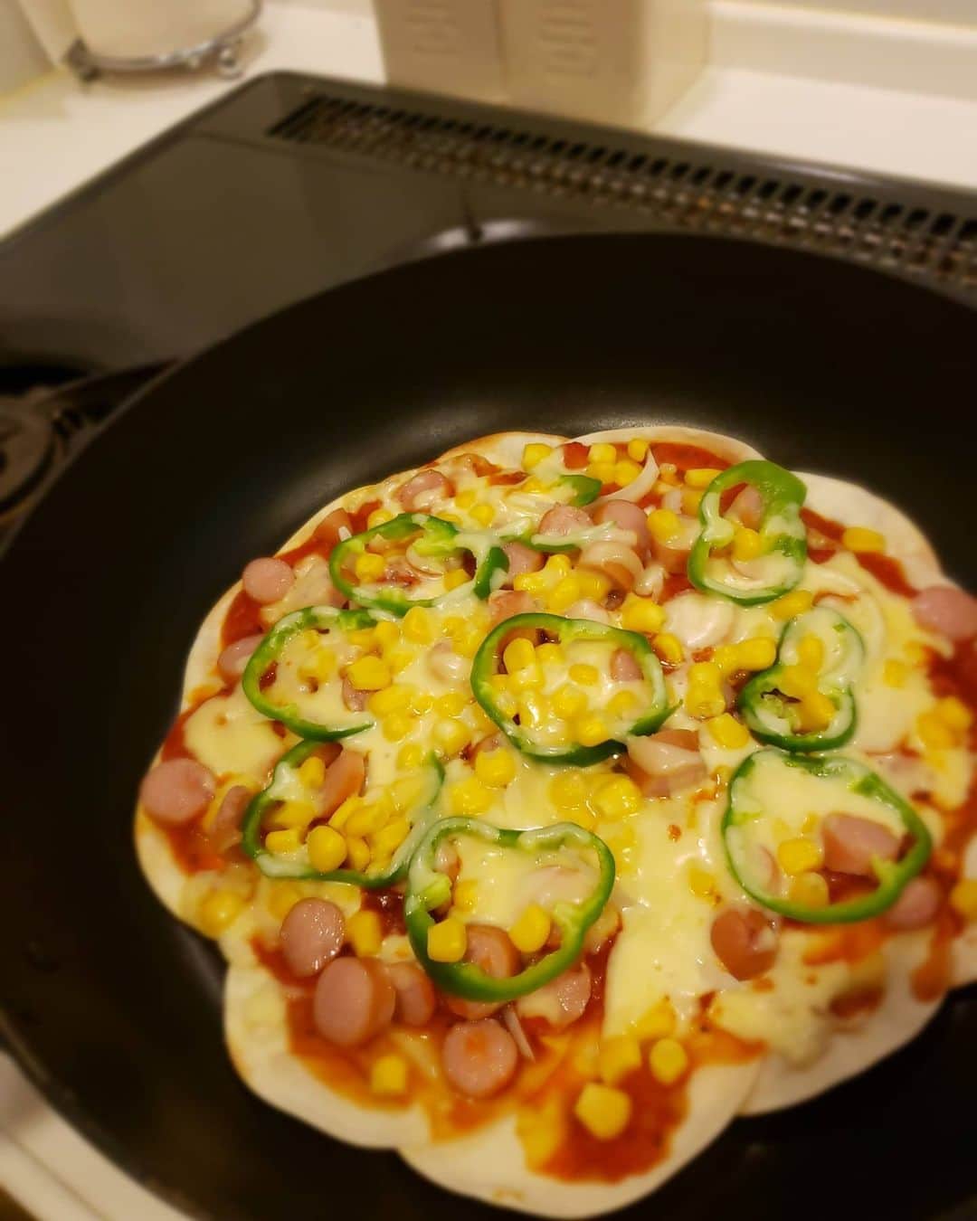 佐藤純さんのインスタグラム写真 - (佐藤純Instagram)「正解は…  餃子の皮でピザを作りました～‼️ めっちゃ簡単😁  フライパンに餃子の皮を並べて、ピザソース・玉ねぎ･ピーマン・ウィンナー・コーン・チーズをのせて蓋をして、弱火で5~6分焼くだけで、パリッとピザの出来上がり～😊❤ #ピザ #餃子の皮 #pizza #簡単ピザ #クッキング #cooking  #学校休校 #親子 #兄妹 #ママ #ママモデル #モデル #mama #mamamodel #model」3月19日 0時33分 - junsatoidea