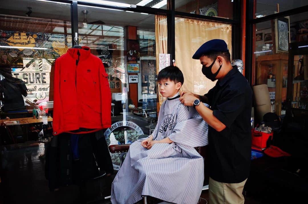 のインスタグラム：「He got a haircut 💇🏻‍♂️💈」