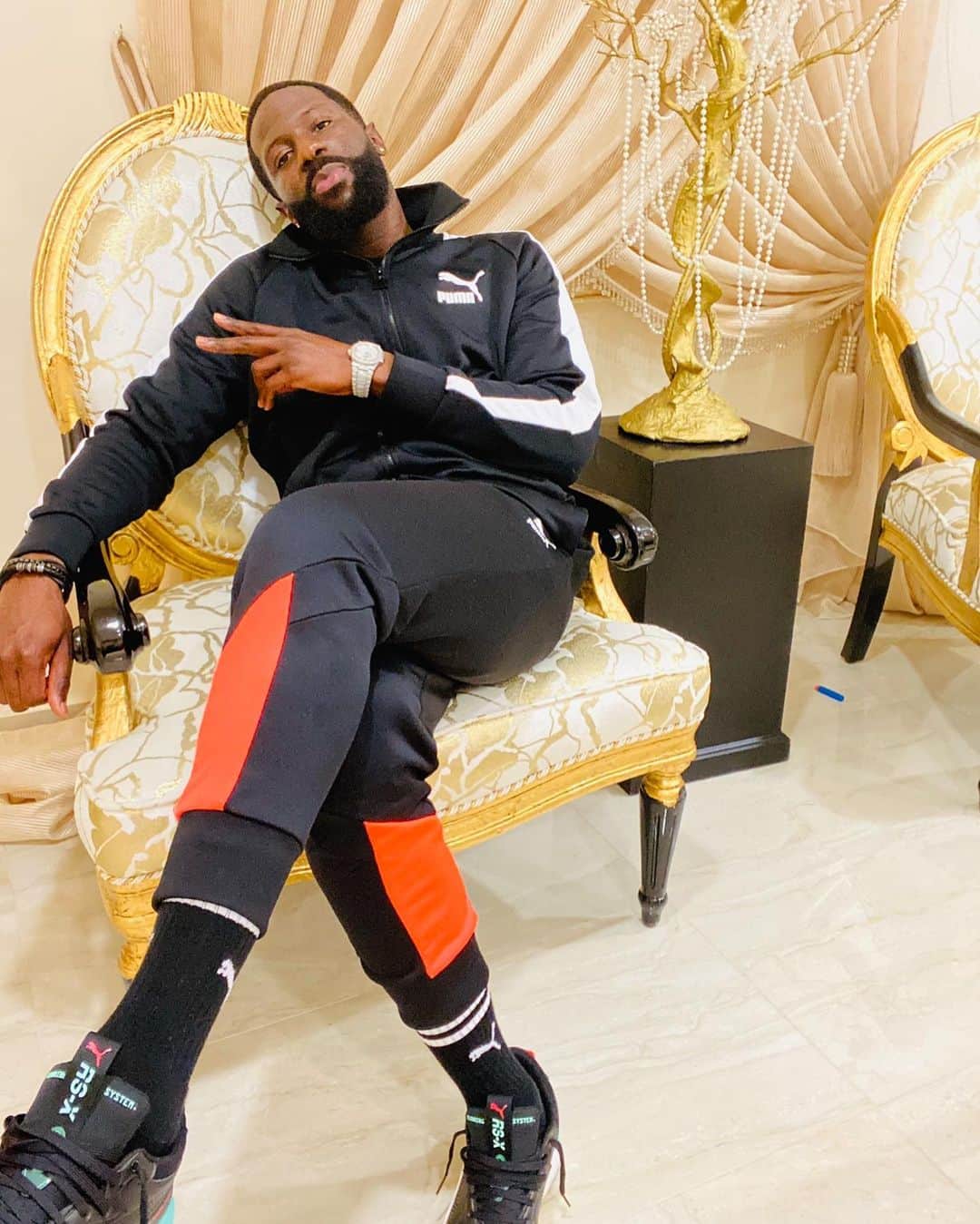 バカリ・サコのインスタグラム：「Which @puma tracksuit is your favourite ? Let me know in the comment below 🔥」