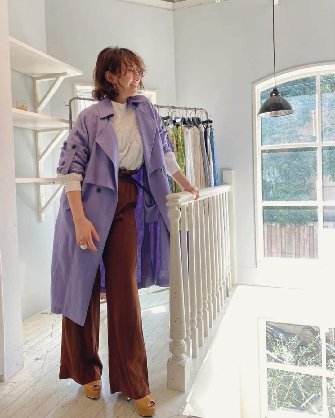 風間ゆみえのインスタグラム：「Lavender color  Linen coat @la_marine_francaise_official  長袖と五部袖とアレンジできます^_^ 軽くて着心地良く梅雨明けまで、さらに夏でも冷房下ではかなり重宝するのでおすすめのspring&summerリネンコートです‼︎ #yumie_k_style」