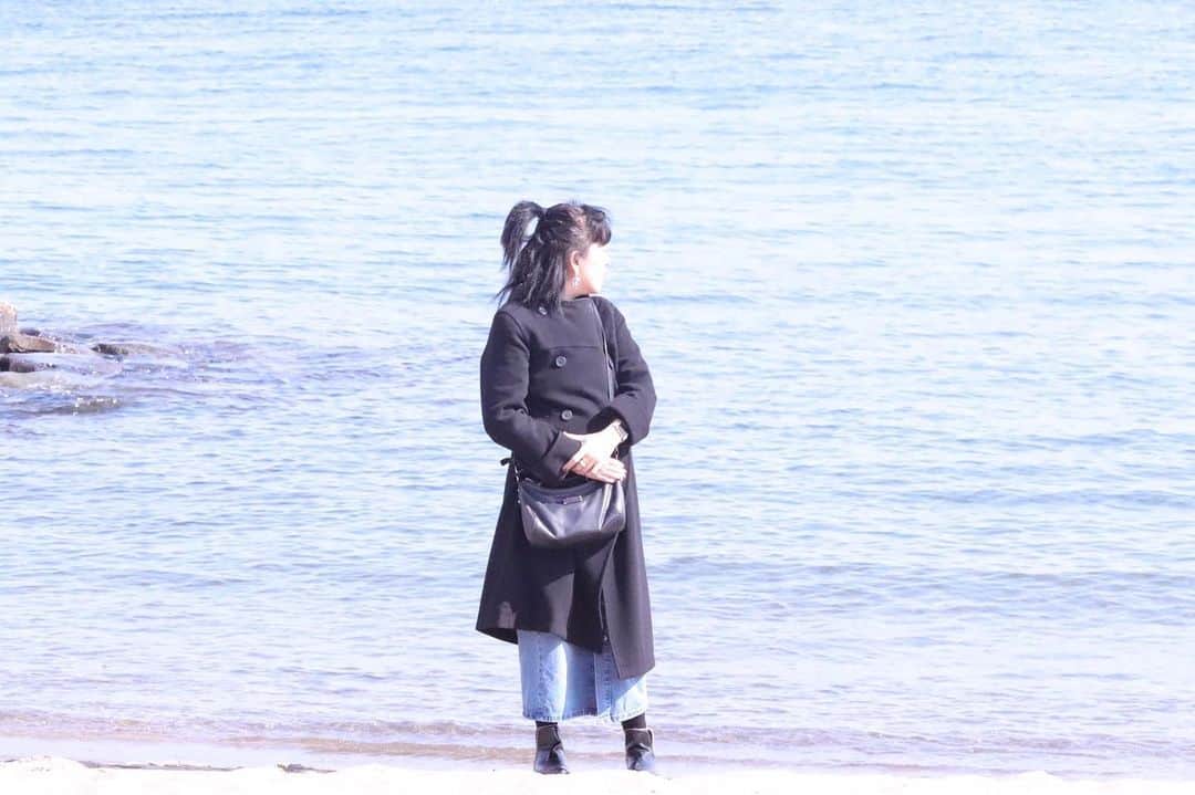 のインスタグラム：「久しぶりに新曲書けました。 いつぶりだろう？ 最新ソロアルバムとはまた別です。でもソロはソロです。 そして全て日本語です。 寝ないで丸一日機材に囲まれてたのが幸せ過ぎて夢のような時間だったわ。 日付け変わったのでもう明日20日正午に色々発表です。 わくわくします。」