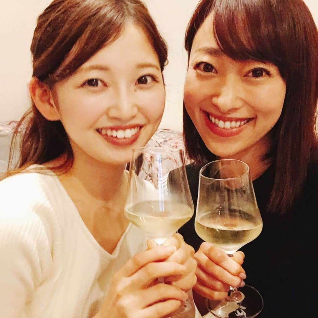 落合由佳さんのインスタグラム写真 - (落合由佳Instagram)「♡ 陸奥八仙presents⁈🙊日本酒女子会@my home🏡💓 . 青森が誇る八戸酒造の陸奥八仙。数あるラインナップの中でも、この日開けたのは、【陸奥八仙blanc】🍶✨ . 白麹を使用して醸した個性的な1本は、マスカットを思わせるフルーティーな香りと爽やかな口当たり。まるで辛口の白ワインを飲んでいるかのようでした😳🍾 . お料理、適当に準備したけど、かなこちゃんが持ってきてくれたイチゴとの相性が抜群によくて😋個人的にどハマりしました🍓🍶💓 . 八仙女子会は今後も定期的に開催されます🙋‍♀️日本酒好きのお友達の皆さん、ぜひ遊びに来てね🌟 . .  #陸奥八仙 #八仙 #八戸酒造 #八戸 #青森  #陸奥八仙blanc #japanesesake #aomori #hachinohe #hassen #gift」3月19日 1時41分 - yuka.ocha