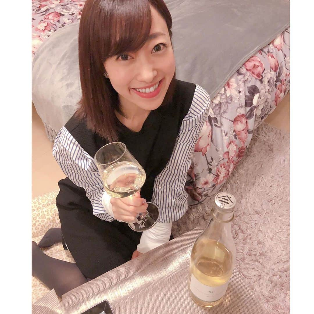 落合由佳さんのインスタグラム写真 - (落合由佳Instagram)「♡ 陸奥八仙presents⁈🙊日本酒女子会@my home🏡💓 . 青森が誇る八戸酒造の陸奥八仙。数あるラインナップの中でも、この日開けたのは、【陸奥八仙blanc】🍶✨ . 白麹を使用して醸した個性的な1本は、マスカットを思わせるフルーティーな香りと爽やかな口当たり。まるで辛口の白ワインを飲んでいるかのようでした😳🍾 . お料理、適当に準備したけど、かなこちゃんが持ってきてくれたイチゴとの相性が抜群によくて😋個人的にどハマりしました🍓🍶💓 . 八仙女子会は今後も定期的に開催されます🙋‍♀️日本酒好きのお友達の皆さん、ぜひ遊びに来てね🌟 . .  #陸奥八仙 #八仙 #八戸酒造 #八戸 #青森  #陸奥八仙blanc #japanesesake #aomori #hachinohe #hassen #gift」3月19日 1時41分 - yuka.ocha