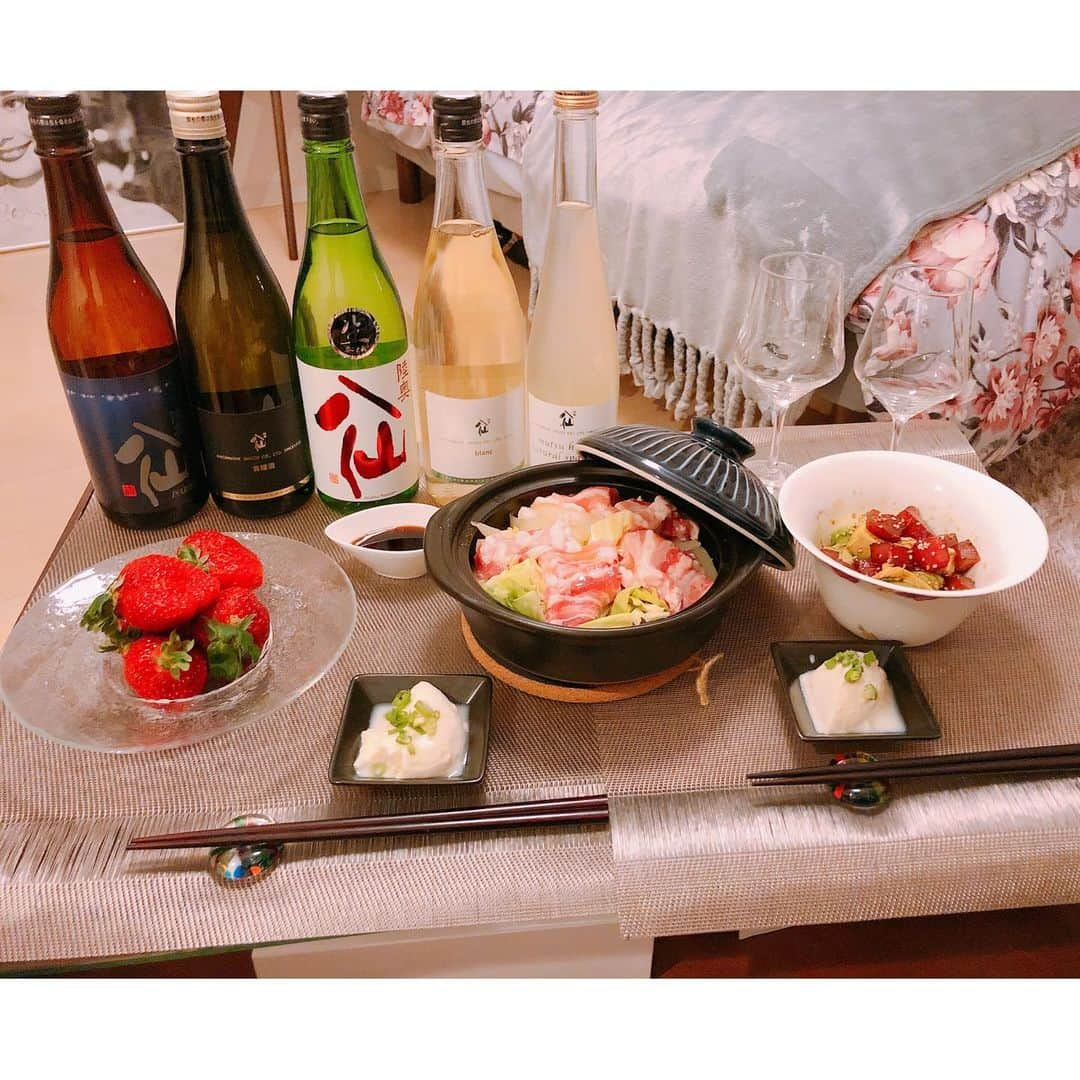 落合由佳さんのインスタグラム写真 - (落合由佳Instagram)「♡ 陸奥八仙presents⁈🙊日本酒女子会@my home🏡💓 . 青森が誇る八戸酒造の陸奥八仙。数あるラインナップの中でも、この日開けたのは、【陸奥八仙blanc】🍶✨ . 白麹を使用して醸した個性的な1本は、マスカットを思わせるフルーティーな香りと爽やかな口当たり。まるで辛口の白ワインを飲んでいるかのようでした😳🍾 . お料理、適当に準備したけど、かなこちゃんが持ってきてくれたイチゴとの相性が抜群によくて😋個人的にどハマりしました🍓🍶💓 . 八仙女子会は今後も定期的に開催されます🙋‍♀️日本酒好きのお友達の皆さん、ぜひ遊びに来てね🌟 . .  #陸奥八仙 #八仙 #八戸酒造 #八戸 #青森  #陸奥八仙blanc #japanesesake #aomori #hachinohe #hassen #gift」3月19日 1時41分 - yuka.ocha