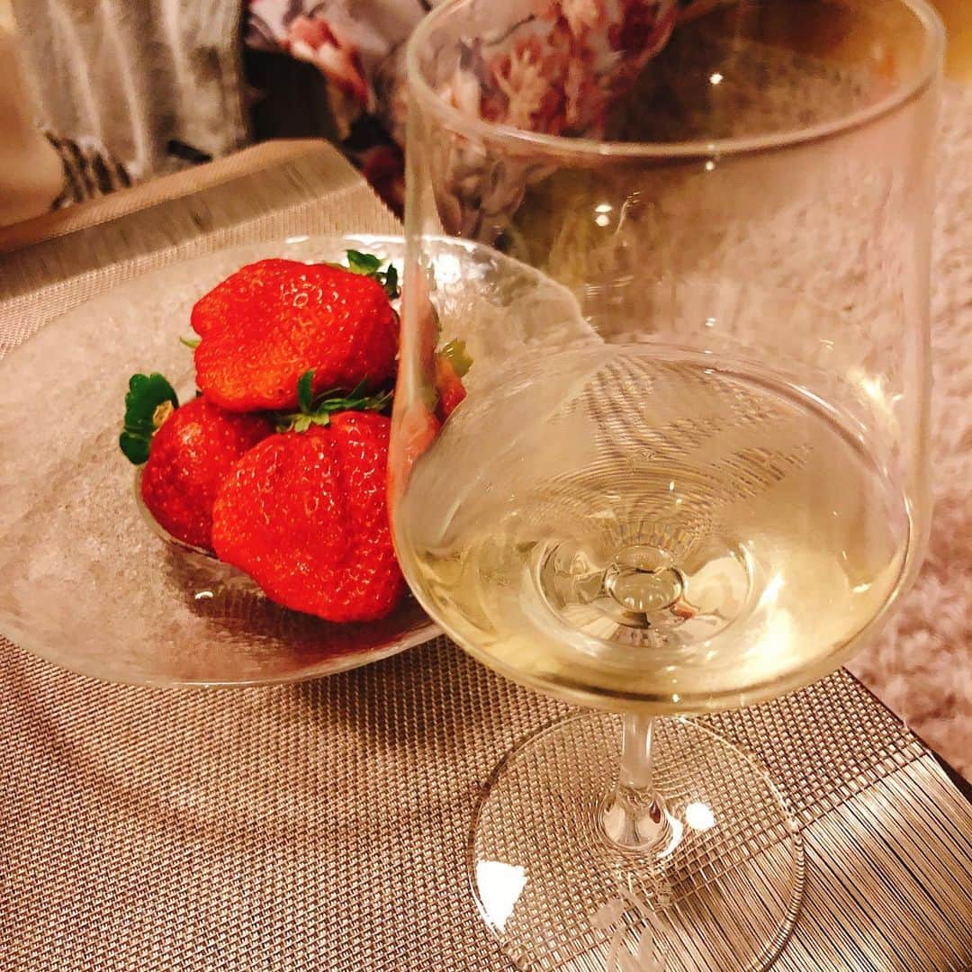 落合由佳さんのインスタグラム写真 - (落合由佳Instagram)「♡ 陸奥八仙presents⁈🙊日本酒女子会@my home🏡💓 . 青森が誇る八戸酒造の陸奥八仙。数あるラインナップの中でも、この日開けたのは、【陸奥八仙blanc】🍶✨ . 白麹を使用して醸した個性的な1本は、マスカットを思わせるフルーティーな香りと爽やかな口当たり。まるで辛口の白ワインを飲んでいるかのようでした😳🍾 . お料理、適当に準備したけど、かなこちゃんが持ってきてくれたイチゴとの相性が抜群によくて😋個人的にどハマりしました🍓🍶💓 . 八仙女子会は今後も定期的に開催されます🙋‍♀️日本酒好きのお友達の皆さん、ぜひ遊びに来てね🌟 . .  #陸奥八仙 #八仙 #八戸酒造 #八戸 #青森  #陸奥八仙blanc #japanesesake #aomori #hachinohe #hassen #gift」3月19日 1時41分 - yuka.ocha