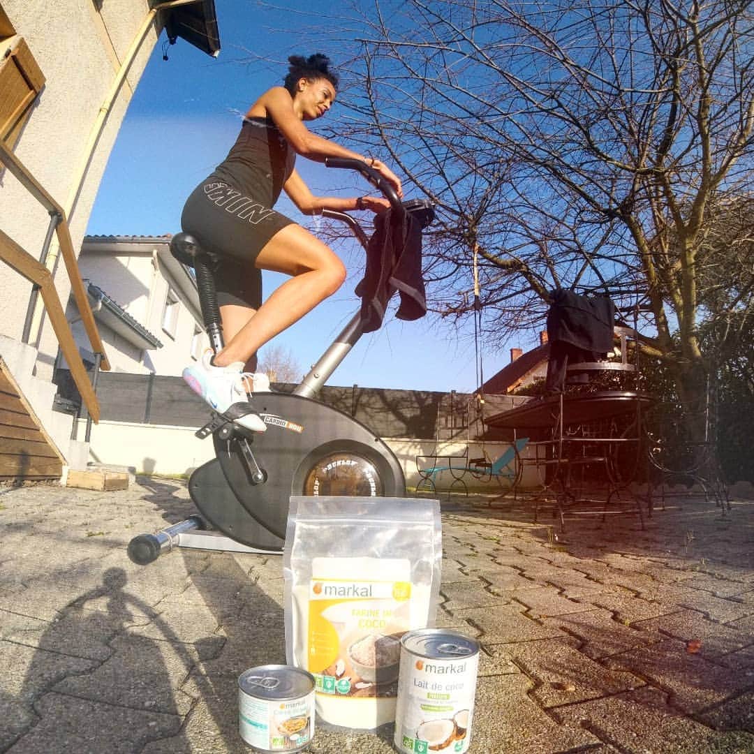 Elea Mariama DIARRAのインスタグラム：「🍀 Jeu concours 🍀 . .  Allez c'est parti ! Je vous propose avec @markal_bio de vous faire gagner leur nouvelle gamme à base de coco 🥥🥥 ( farine de coco, crème de coco et lait de coco). De quoi se faire des bons petits plats puisqu'on à le temps de cuisiner en ce moment . .  Pour jouer mettez moi en commentaire de ce que vous comptez faire comme recette à base de coco et taguez 2 amis. Soyez aussi abonné à mon compte ainsi qu'à celui de @markal_bio. . . Allez on participe ! . . Vous avez jusqu'à dimanche dimanche 🤞🏽 . . (Aux vues des circonstances, le colis pourra mettre un peu plus de temps à arriver et @markal_bio se réserve le droit de substituer les produits) . . #staytuned #markalapprouve #jeuconcours」