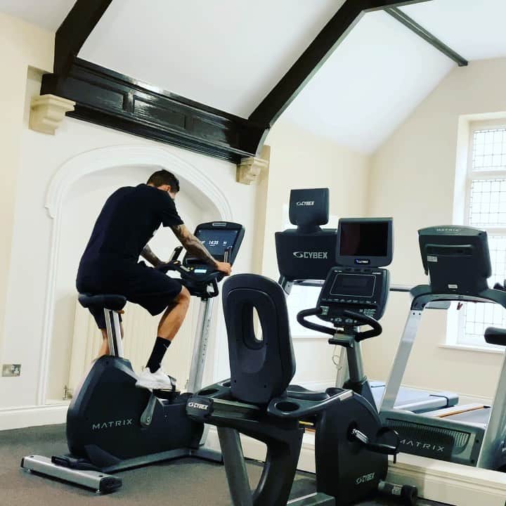 ヨゼ・ホレバスのインスタグラム：「Workout done ! 👊🏽」