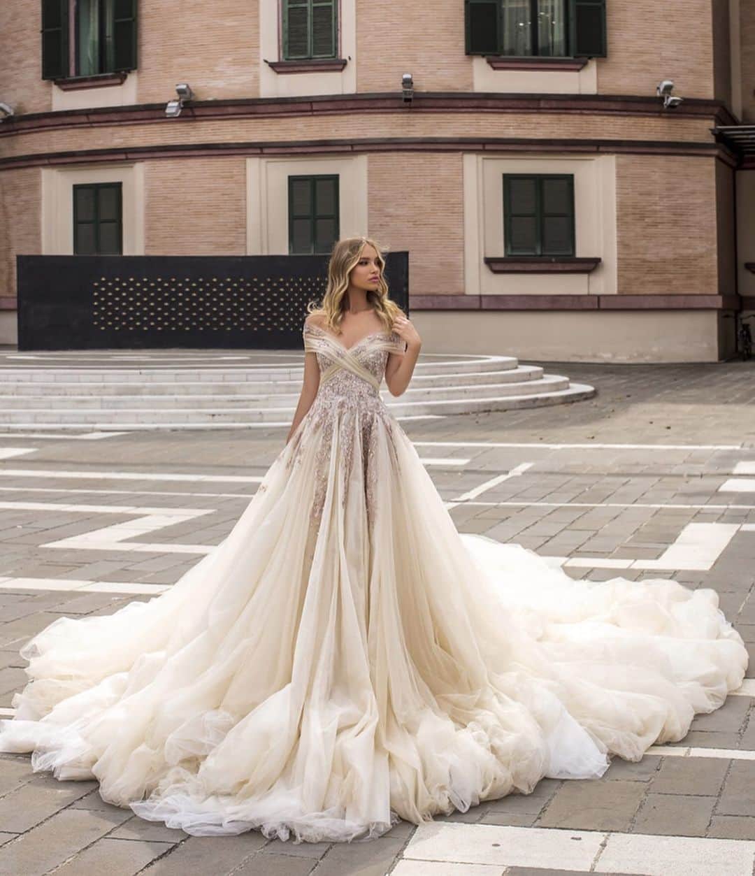 Wedding Lifeのインスタグラム：「WOW!😍 Perfection “CELEBRATE” gown by @wona_concept please also check @wona.nyc for NYC STORE •  @wona_concept  @wona.nyc @wona_concept  @wona.nyc ____________________ https://wonaconcept.com https://wonanyc.com/」