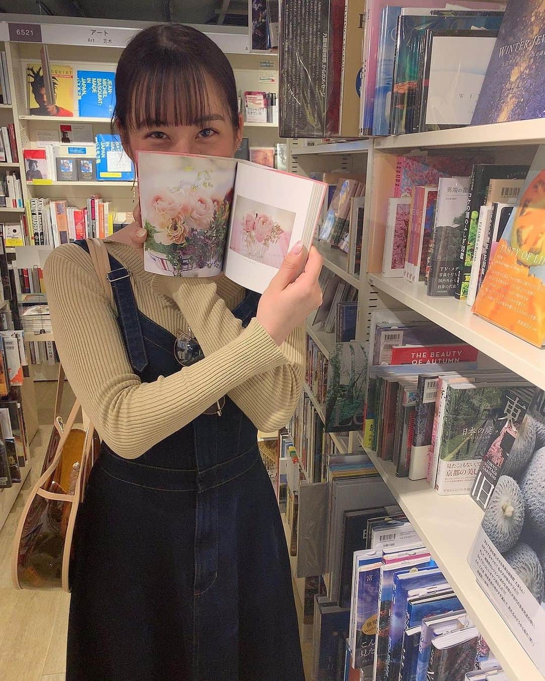 布施柚乃さんのインスタグラム写真 - (布施柚乃Instagram)「📖﻿ ﻿ あだ名ね、﻿ ﻿ いろいろアンケートとったのに﻿ 結局決まらなくて﻿ ﻿ めちゃめちゃいろんな案出してくれて、﻿ ﻿ …☻﻿ ﻿ ってなってただよ。﻿ ﻿ さっきライブしててね、﻿ 1文字って可愛い🤍ってなってね、﻿ ゆのが好きな文字、「れ」と「な」が出てきて﻿ ﻿ 夏瀬ゆのだから「な」だな﻿ ってなって﻿ ﻿ でもなぁちゃんなーちゃんなっちゃんはたくさんいるから、﻿ ﻿ 取っ払って「な」！か、「なちゃん」！にしよう！　﻿ ってなったんだけど﻿ ﻿ そこからさらに「ん」を無くして﻿ ﻿ 「なちゃ」﻿ ﻿ になりました←笑笑﻿ ﻿ あのー全然ゆのって好きだからゆの！って呼んでもらって良いんだけど﻿ ﻿ なちゃも可愛いからなちゃって呼んで☻笑笑﻿ ﻿ ﻿ #あだ名#急に#決まった#定着#しなかったら#どうしよ#笑﻿ #本#本屋#立ち読み#撮影#妹#他撮り#ゆのぴく🐰」3月19日 2時16分 - yuno.fuse