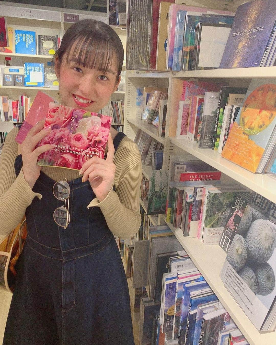 布施柚乃さんのインスタグラム写真 - (布施柚乃Instagram)「📖﻿ ﻿ あだ名ね、﻿ ﻿ いろいろアンケートとったのに﻿ 結局決まらなくて﻿ ﻿ めちゃめちゃいろんな案出してくれて、﻿ ﻿ …☻﻿ ﻿ ってなってただよ。﻿ ﻿ さっきライブしててね、﻿ 1文字って可愛い🤍ってなってね、﻿ ゆのが好きな文字、「れ」と「な」が出てきて﻿ ﻿ 夏瀬ゆのだから「な」だな﻿ ってなって﻿ ﻿ でもなぁちゃんなーちゃんなっちゃんはたくさんいるから、﻿ ﻿ 取っ払って「な」！か、「なちゃん」！にしよう！　﻿ ってなったんだけど﻿ ﻿ そこからさらに「ん」を無くして﻿ ﻿ 「なちゃ」﻿ ﻿ になりました←笑笑﻿ ﻿ あのー全然ゆのって好きだからゆの！って呼んでもらって良いんだけど﻿ ﻿ なちゃも可愛いからなちゃって呼んで☻笑笑﻿ ﻿ ﻿ #あだ名#急に#決まった#定着#しなかったら#どうしよ#笑﻿ #本#本屋#立ち読み#撮影#妹#他撮り#ゆのぴく🐰」3月19日 2時16分 - yuno.fuse