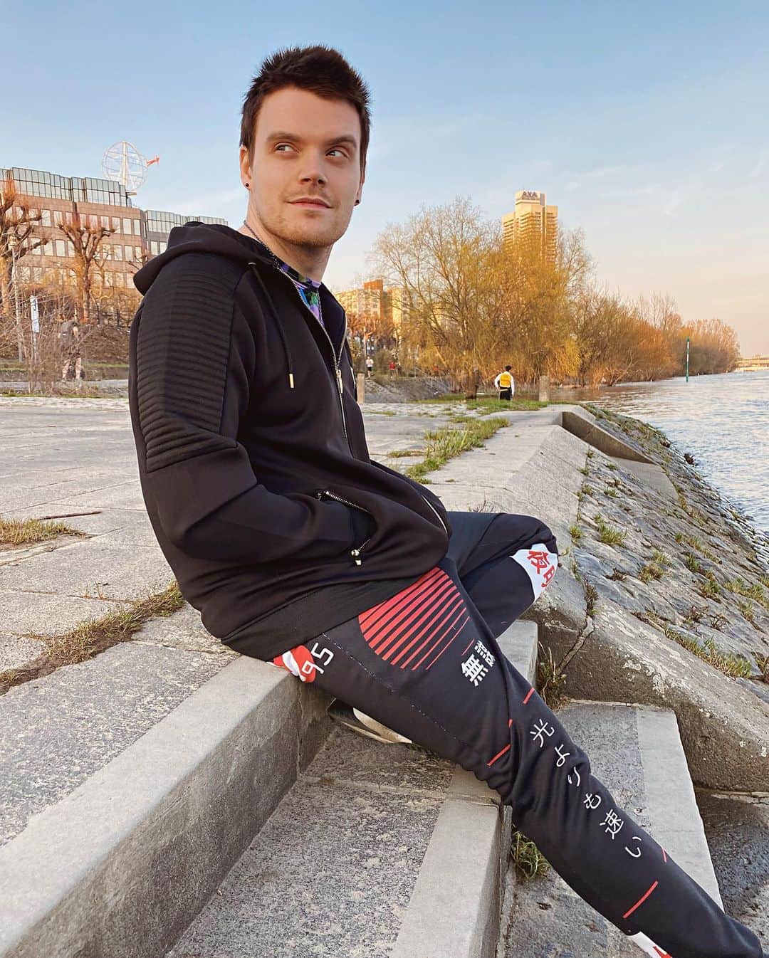 iBlaliのインスタグラム：「Vor der wahrscheinlich kommenden Ausgangssperre noch bissl am Rhein chillen und ☀️ genießen 🤪 (📸 @akiahnungslos)」