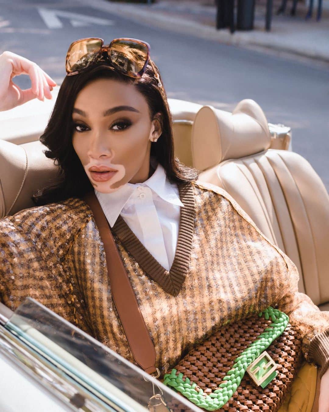 Fendiさんのインスタグラム写真 - (FendiInstagram)「Express yourself through the statement-making shapes and unexpected textures of the #FendiSS20 collection – as showcased by @winnieharlow in the new #BaguetteFriendsForever chapter.  Discover more on @fisforfendi」3月19日 2時20分 - fendi