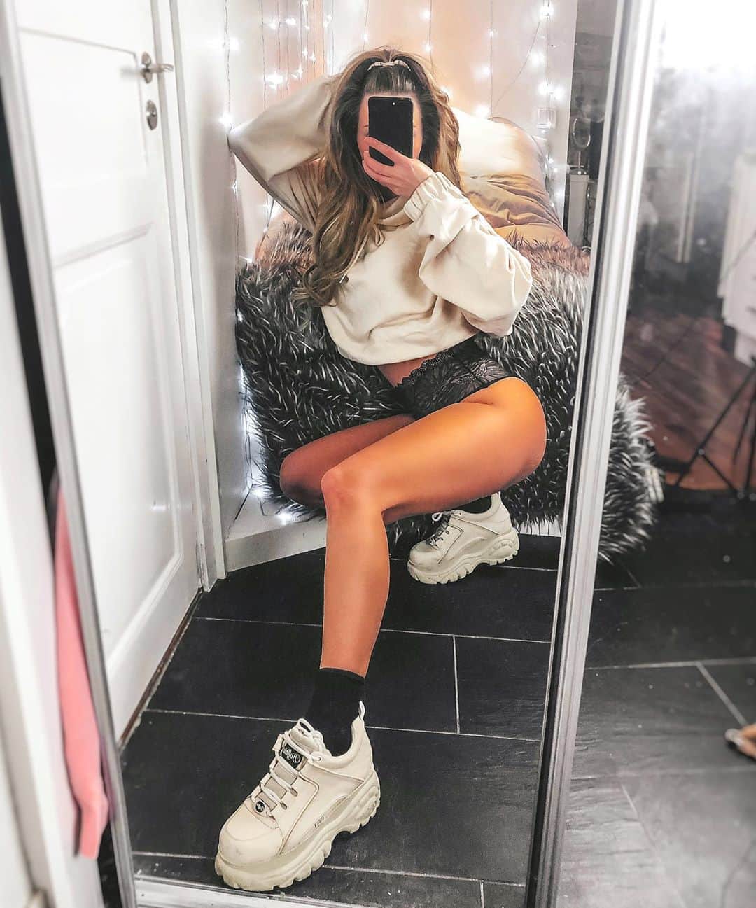 Keelaのインスタグラム：「Har ni någonsin sett mina ben utan ett enda blåmärke?! 🤯🤯🤯」