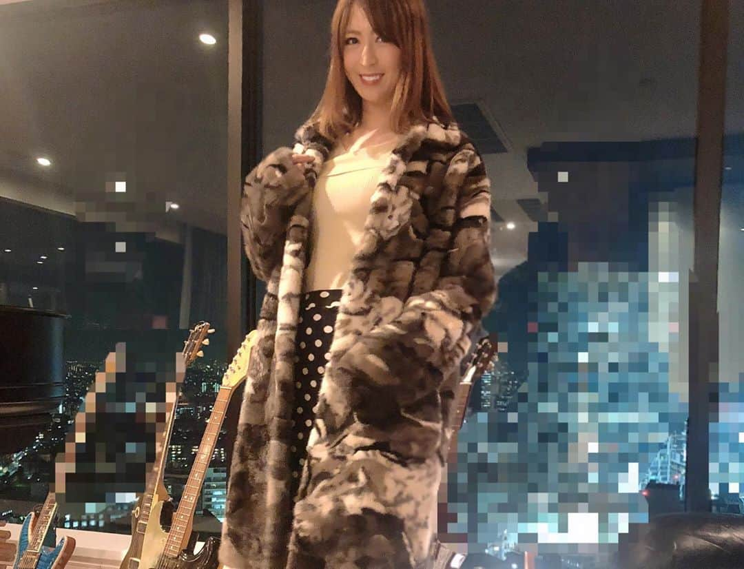 奥村美香さんのインスタグラム写真 - (奥村美香Instagram)「ラウンドガールの衣装合わせに行ってきました‼️ 雑誌サイゾー、ラウンドガール、主催者 苫米地英人先生のご自宅でして、豪華すぎてびっくりしました。時計多すぎ！！3000万の時計とかもたくさんありました😅 ヴィトンの1000万のコート記念に着させて頂きました。 次元が違う部屋でしたw #ラウンドガール #衣装 #衣装合わせ #次元が違う #夜景 #赤 #苫米地英人 #苫米地英人博士 #苫米地英人先生 #ロレックス #いっぱい #クロムハーツ #ソファー #ルイビィトン #コート #大金持ち #水着 #1000万 #オーディション #タレント #マシェバラ #ヴィトン #猫 #大好き #芸能人 #スタイル #撮影会 #東京 #ファションショー #携帯」3月19日 2時57分 - okumura.mika