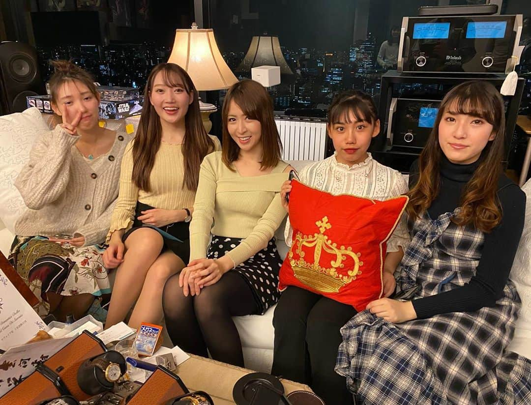 奥村美香さんのインスタグラム写真 - (奥村美香Instagram)「ラウンドガールの衣装合わせに行ってきました‼️ 雑誌サイゾー、ラウンドガール、主催者 苫米地英人先生のご自宅でして、豪華すぎてびっくりしました。時計多すぎ！！3000万の時計とかもたくさんありました😅 ヴィトンの1000万のコート記念に着させて頂きました。 次元が違う部屋でしたw #ラウンドガール #衣装 #衣装合わせ #次元が違う #夜景 #赤 #苫米地英人 #苫米地英人博士 #苫米地英人先生 #ロレックス #いっぱい #クロムハーツ #ソファー #ルイビィトン #コート #大金持ち #水着 #1000万 #オーディション #タレント #マシェバラ #ヴィトン #猫 #大好き #芸能人 #スタイル #撮影会 #東京 #ファションショー #携帯」3月19日 2時57分 - okumura.mika