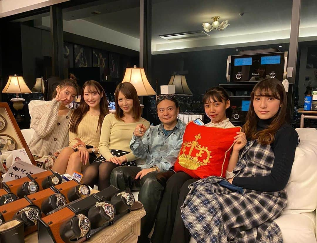 奥村美香さんのインスタグラム写真 - (奥村美香Instagram)「ラウンドガールの衣装合わせに行ってきました‼️ 雑誌サイゾー、ラウンドガール、主催者 苫米地英人先生のご自宅でして、豪華すぎてびっくりしました。時計多すぎ！！3000万の時計とかもたくさんありました😅 ヴィトンの1000万のコート記念に着させて頂きました。 次元が違う部屋でしたw #ラウンドガール #衣装 #衣装合わせ #次元が違う #夜景 #赤 #苫米地英人 #苫米地英人博士 #苫米地英人先生 #ロレックス #いっぱい #クロムハーツ #ソファー #ルイビィトン #コート #大金持ち #水着 #1000万 #オーディション #タレント #マシェバラ #ヴィトン #猫 #大好き #芸能人 #スタイル #撮影会 #東京 #ファションショー #携帯」3月19日 2時57分 - okumura.mika