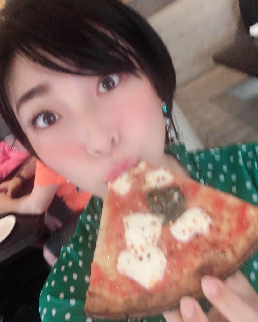 安藤あいかのインスタグラム：「セントパトリックスデーだからグリーン着たけど、イベント中止&大雨の影響で緑の人少ない、、 でも、こっそりクローバーのピアスつけている人とか帽子かぶっている人とかと共有☘ ロミロミうけてきたよ！ロミロミって踊っているようにリズミカルにやるんだってー！楽しそうだよね！やりたくなった🌺日本人が経営してるお店だから日本語で大丈夫だよ🙆‍♀️ そしてハッピーアワーに✨ グルテンフリーのピザ（まさかのカリフラワー）の美味しさに感動したり🥺急にししとうの辛さにびっくりしたりあー楽しかった❤️ #hawaii #ハワイ旅行 #hawaiifood #ロミロミ #イタリア料理 #グルテンフリー」