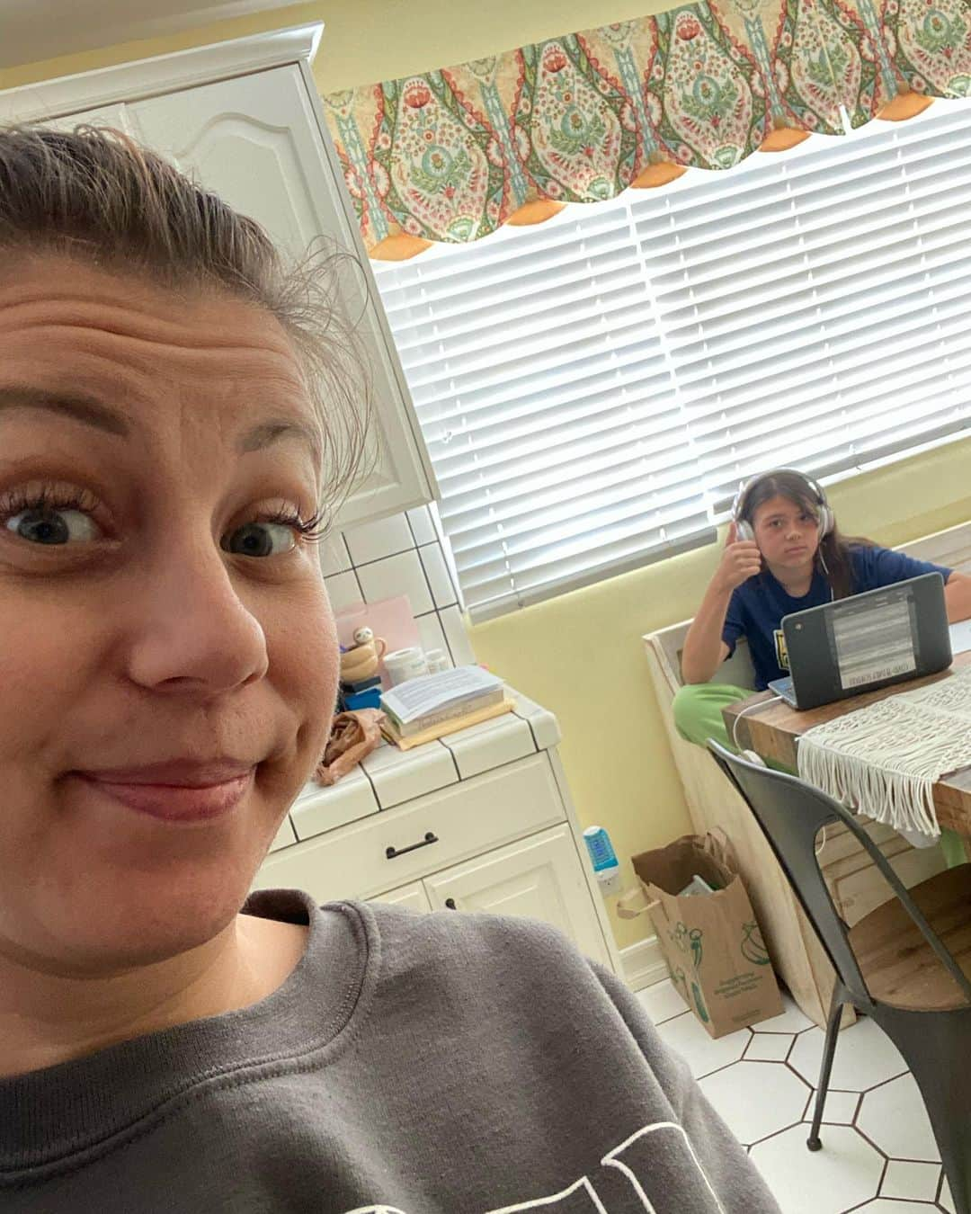 ジョディ・スウィーティンさんのインスタグラム写真 - (ジョディ・スウィーティンInstagram)「Day one, first hour of homeschooling here at Chez Sweetin... work is being done, nobody’s freaked out yet and I’m drinking out of my @neverthoughtidsaythis mug... because that sentiment feels quite appropriate these days.  Now... I know the wheels will probably fall off this bus pretty soon. But for now?! We’re killin it! #teachersareawesome #washyourdamnhandspeople #inforthelonghaul #wegotthis #socialdistancing #besmart」3月19日 3時21分 - jodiesweetin