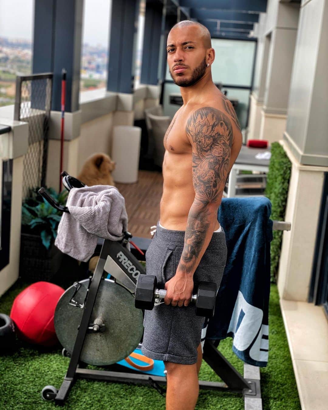 ルベン・ヴェソのインスタグラム：「Seguimos trabajando fuerte 🔛💪🏽 #YoTrabajoEnCasa #QuedateEnCasa」