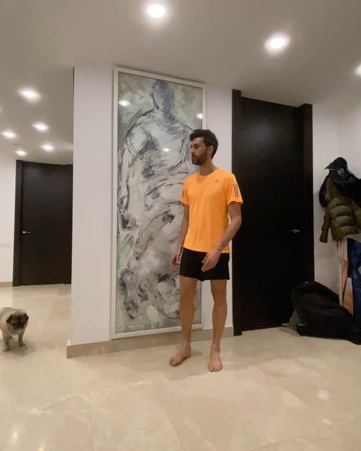 アルバロ・アルベロアのインスタグラム：「A pesar de mi intento por hacerme el loco con todas las nominaciones de grandes amigos para el #10toqueschallenge no he podido ignorar la del mejor lateral de la historia, @oficialrc3. Eso si, lo de las chancletas era alto riesgo y tampoco estamos para eso. 🤣 Nomino a @r9soldado, @ricardogomez10, @abadsergio, @toniemcee y @yagoarbeloa. #quedateencasa #stayathome #cuarentena #amigos #friends #papelhigienico」
