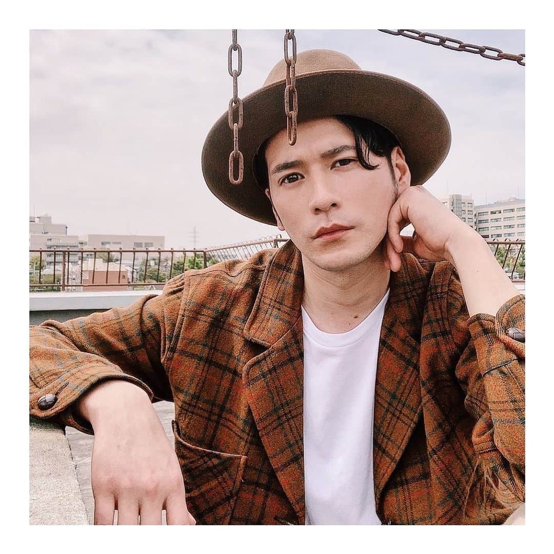 楠ダニエルのインスタグラム：「今日はめっちゃ暖かかった。﻿ 制限解除まであと少し。。 ﻿ ﻿ ﻿ この写真はトップ画で使ってるものなので﻿ 再アップですがお許しください😅﻿ ﻿ ﻿ 例の画像見ると顔ぽっちゃり👀﻿ 僕、そんな顔丸かったっけ、、☺️﻿ ﻿ ﻿ 投稿してないでDM返せよって感じですよね﻿ 明日お返しします🙇‍♂️﻿ ﻿ ﻿ ﻿ #モデル#作品撮り#model#shoot#shooting #フリーモデル#フリーランスモデル #ファッション#カメラ #fashion #ハーフ#ec#tokyo#japan#asian#male##撮影#ハーフモデル#パラグアイ#ダニエル#tokyofashion #ラフコーデ #danny# #pic#アパレル#メンズファッション#スナップ」