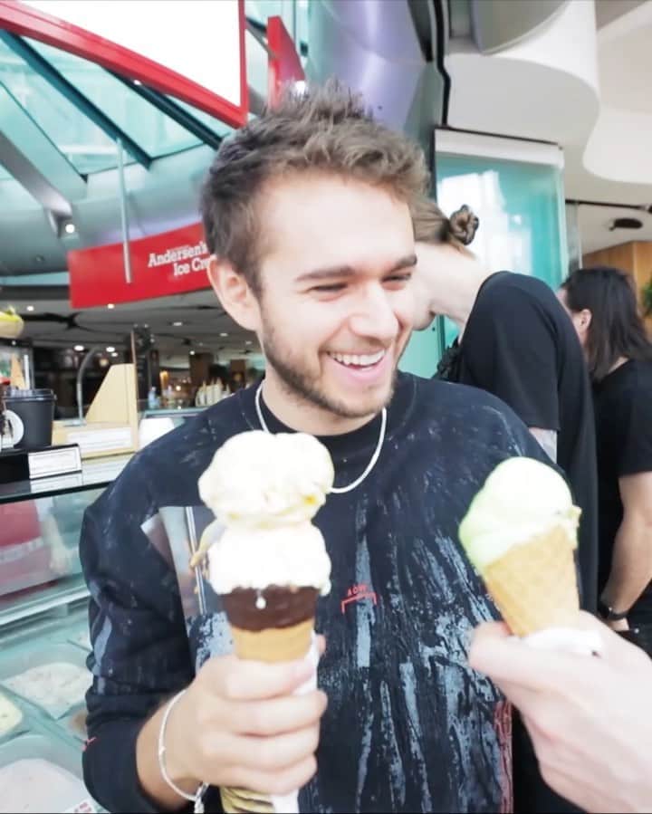 ゼッドのインスタグラム：「Back before social isolation when I was making out with my ice cream」