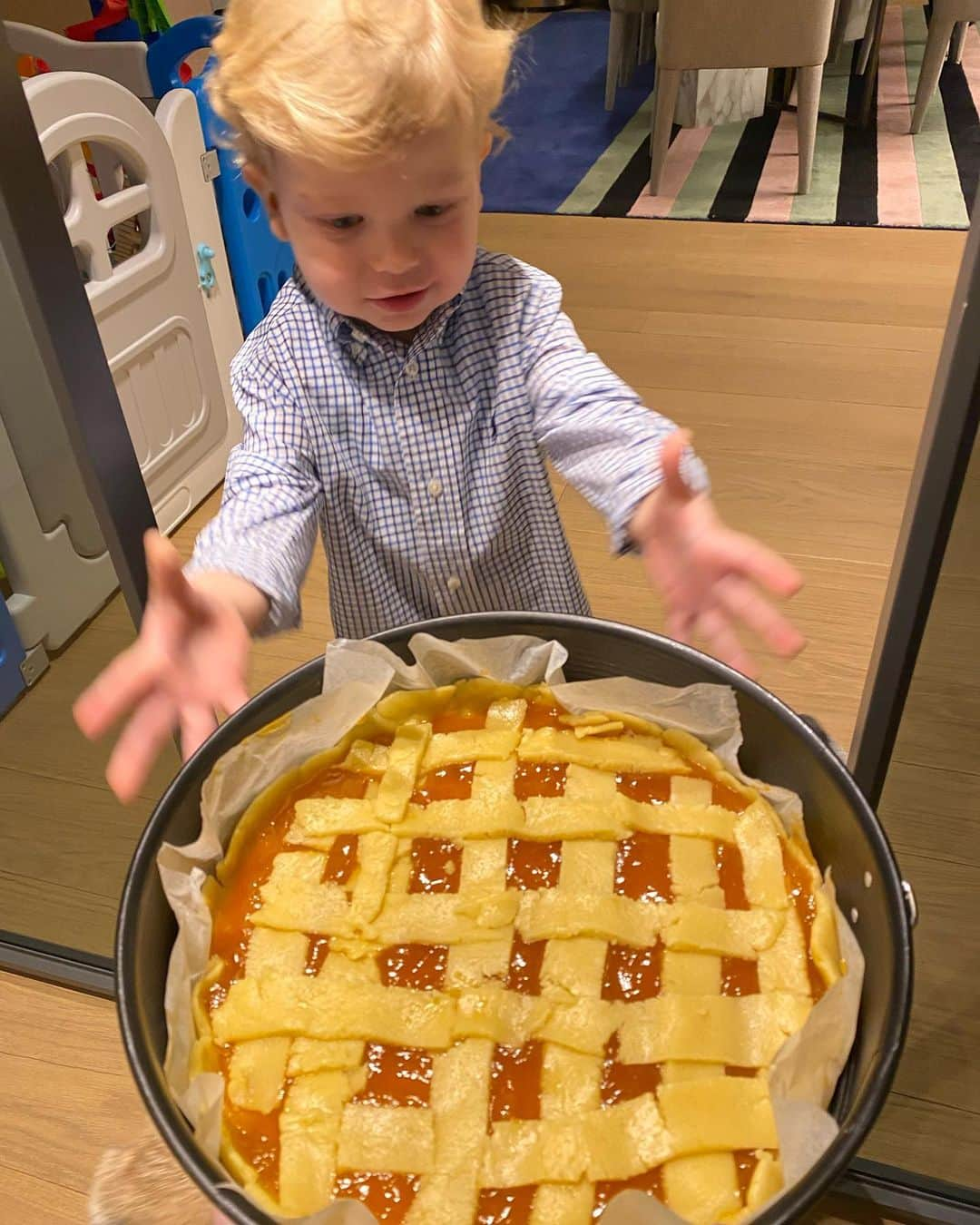 キアラ・フェラーニさんのインスタグラム写真 - (キアラ・フェラーニInstagram)「Tomorrow is Leo’s 2nd birthday and for the first time ever I prepared a pie for him and it came out.. Ok I guess 😅 It’s in the oven now, keep your fingers crossed It’s good 🤞🏻」3月19日 4時14分 - chiaraferragni