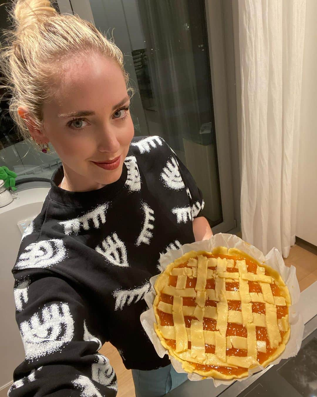 キアラ・フェラーニさんのインスタグラム写真 - (キアラ・フェラーニInstagram)「Tomorrow is Leo’s 2nd birthday and for the first time ever I prepared a pie for him and it came out.. Ok I guess 😅 It’s in the oven now, keep your fingers crossed It’s good 🤞🏻」3月19日 4時14分 - chiaraferragni