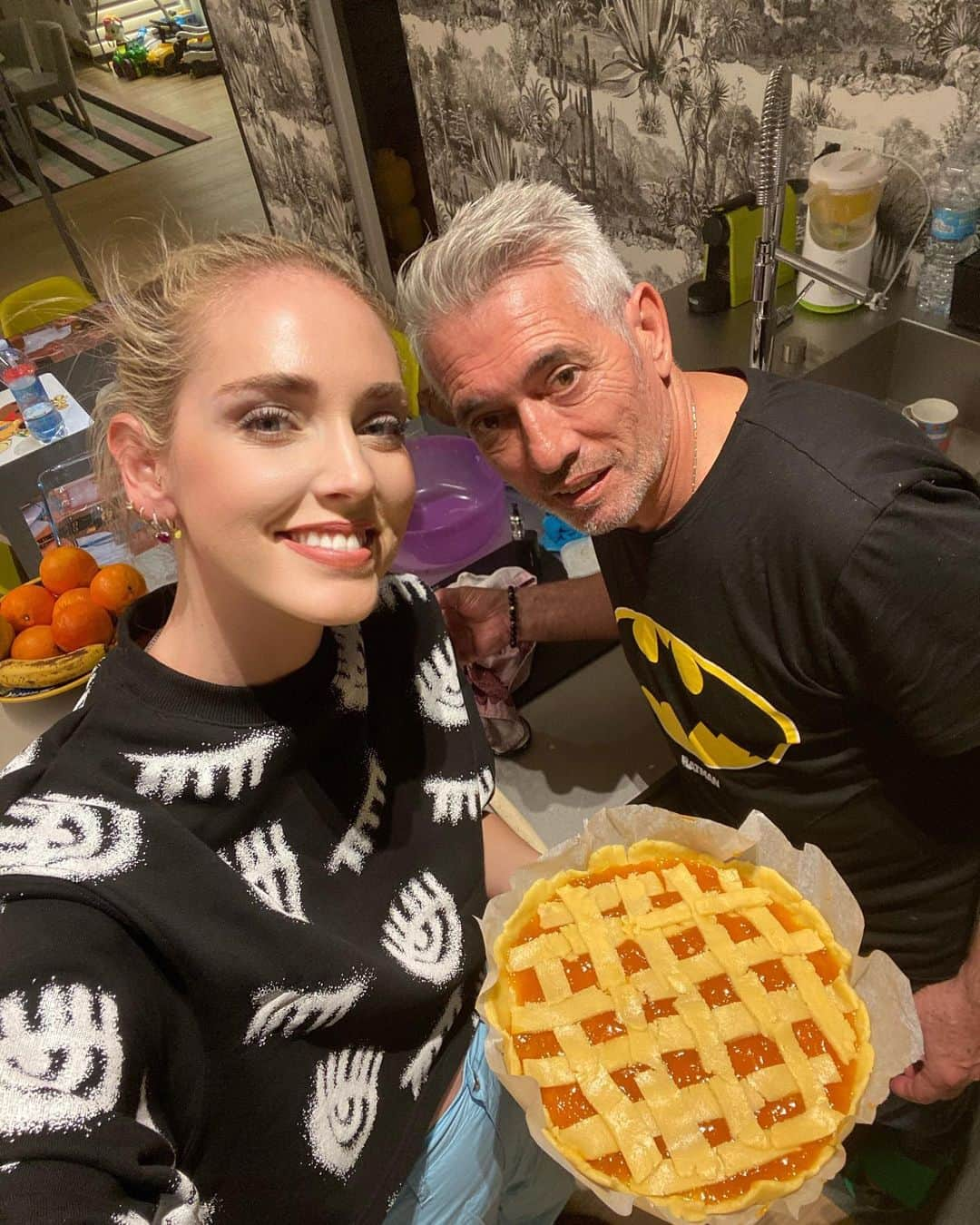 キアラ・フェラーニさんのインスタグラム写真 - (キアラ・フェラーニInstagram)「Tomorrow is Leo’s 2nd birthday and for the first time ever I prepared a pie for him and it came out.. Ok I guess 😅 It’s in the oven now, keep your fingers crossed It’s good 🤞🏻」3月19日 4時14分 - chiaraferragni