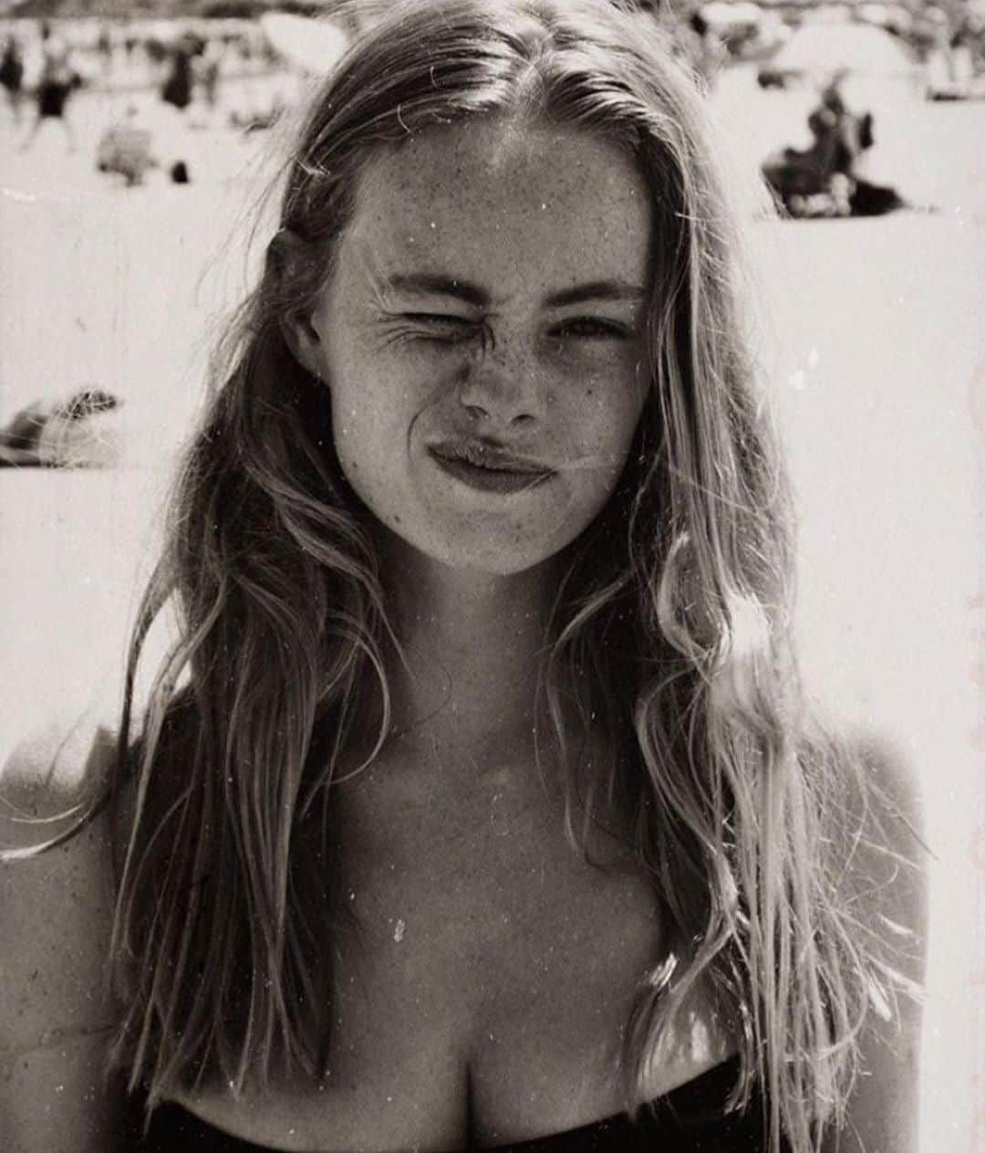 Annabel Smitさんのインスタグラム写真 - (Annabel SmitInstagram)「from the archives - 17 year old me not being able to look into the sun」3月19日 4時25分 - annabelsmitt