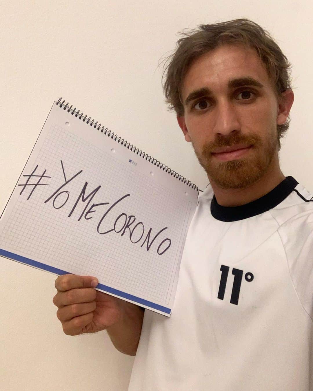 マルク・ムニエッサのインスタグラム：「¡Únete al moviento #YoMeCorono y ayuda a frenar esta pandemia! Nuestros científicos trabajan sin descanso para encontrar una cura y ahora ¡necesitan nuestra ayuda! ¡Es muy sencillo! Entra en www.yomecorono.com, ayuda con lo que puedas y comparte tu foto con el hastag #YoMeCorono para ayudar a difundirlo! Es de vital importancia conseguir fondos para que frenen esta pandemia cuanto antes! ¡¡Muchas gracias!!」