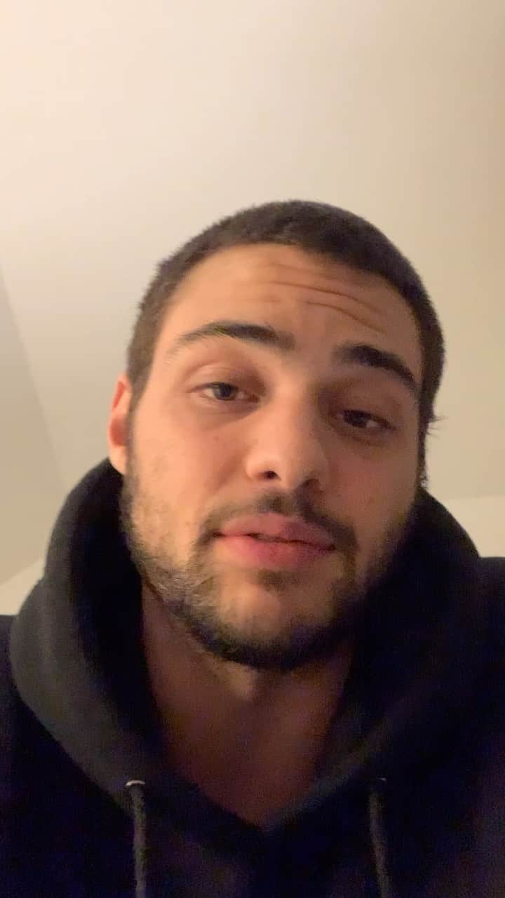 ノア・センティネオのインスタグラム：「I’ve been looking for a way to actually connect with you and finally found it. I’ll let you know when I’m in your city, when I get a new role, when a book I’m excited about comes out, when I can’t sleep and want to know who else is thinking about some crazy shit, When I learn something new, whenever. I’ll text you first. So hit my line +(561)-220-0860」