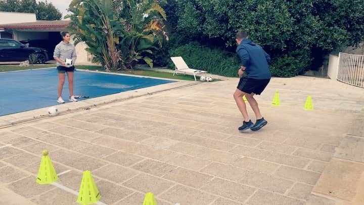 ガブリエウ・ヴァスコンセロス・フェレイラのインスタグラム：「Ho trovato l’allenatrice perfetta, bella e calcia pure bene 😍😂💪🏻—————————————————————————Encontrei a treinadora perfeita, linda e chuta até bem 😍😂💪🏻 #iorestoacasa」
