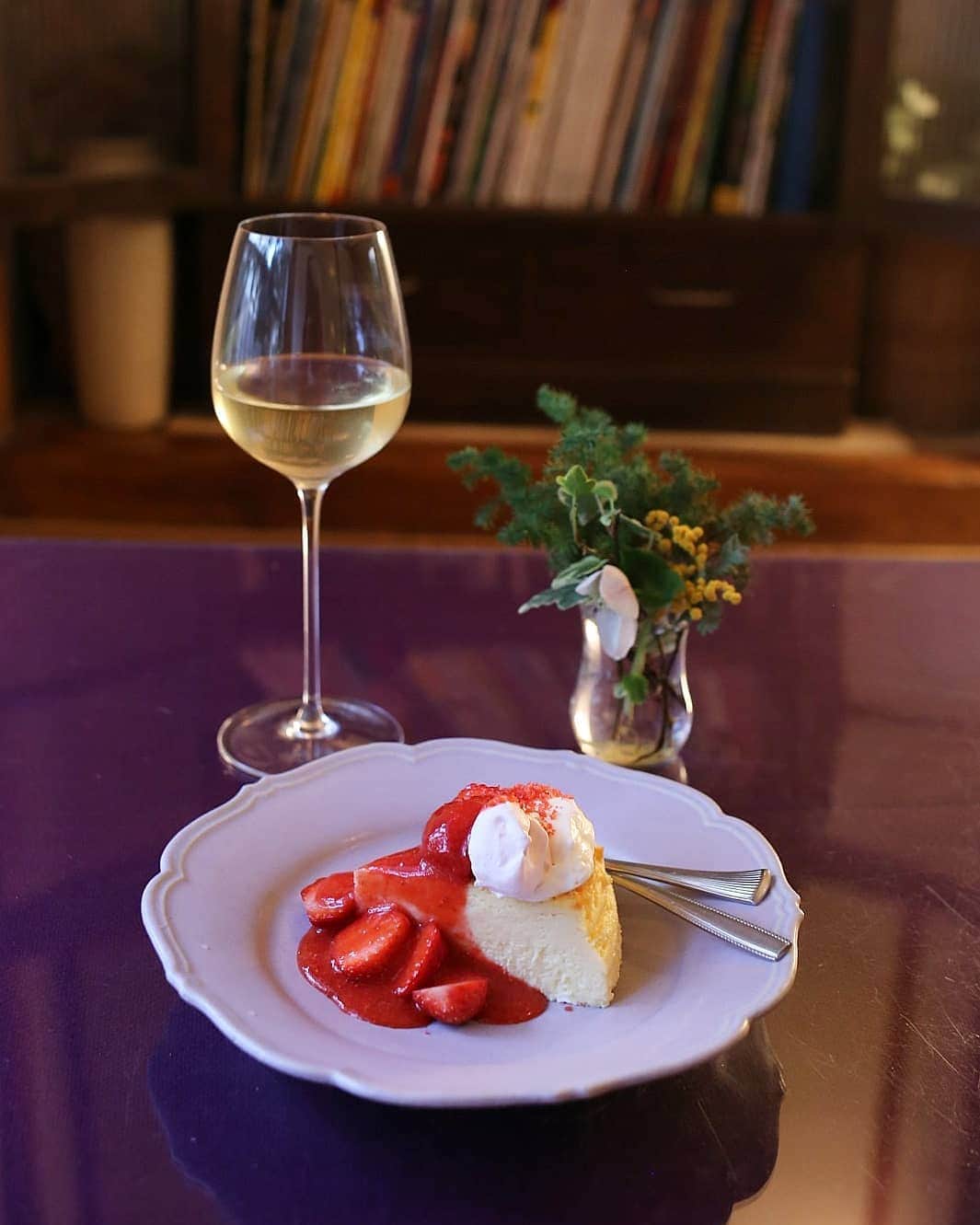 く～のインスタグラム：「美味しい😋ワイン  自然派ワインが置いてあると言うことで気になっていた永福町のカフェ・木花日和さんへ。  平日だし落ち着いている時間帯かと思いきや…行ってみると、あの素敵な席エリアは満席。和室に通されました。お花が綺麗な席に行きたかったなぁと思いつつ、こちらは１人になれるしぼんやりするのにいいかも！  和室にあるこたつ席が思いの外のんびり出来たし、本も沢山あるのでとても良かった♥️こたつ久しぶり。  私は最初からワインを飲みたくて、ワインに合わせてデザートを。食事も美味しそうだったなぁ。回りがプリンオーダーだった中、私はこのチーズケーキ。  このケーキがイチゴたっぷりで美味しくて！イタリアの白もとても美味しい😋大好きな組み合わせです。  平日でこんなに人気だから、週末はきっともっと人気なのかも。永福町ならバスで行けちゃうし、今度は食事とワインでいきたいところ。  お酒もこだわっているカフェ、もっと増えて欲しいなぁ。 #カフェ #カフェ部 #カフェ巡り #東京カフェ #古民家 #永福町 #木花日和 #ケーキ #デザート #自然派ワイン #チーズケーキ #イチゴ #美味しい #ワイン #お酒が飲めるカフェ #cafe #外飲み #トコトコサケメグリ #wine #cake #dessert #delicious #yummy #tokyocafe #igersjp」