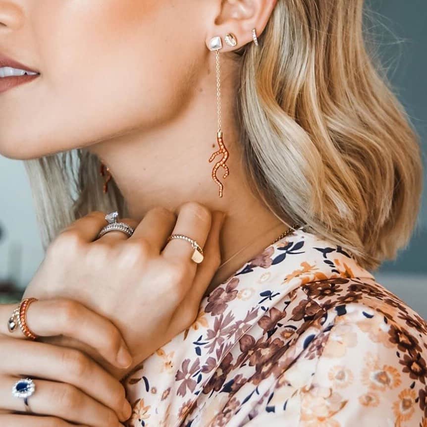 のインスタグラム：「This shimmering look is ideal for sea lovers. @isabellae21 layers on the sparkle with delicate shell and coral motifs. #SparkDelight」