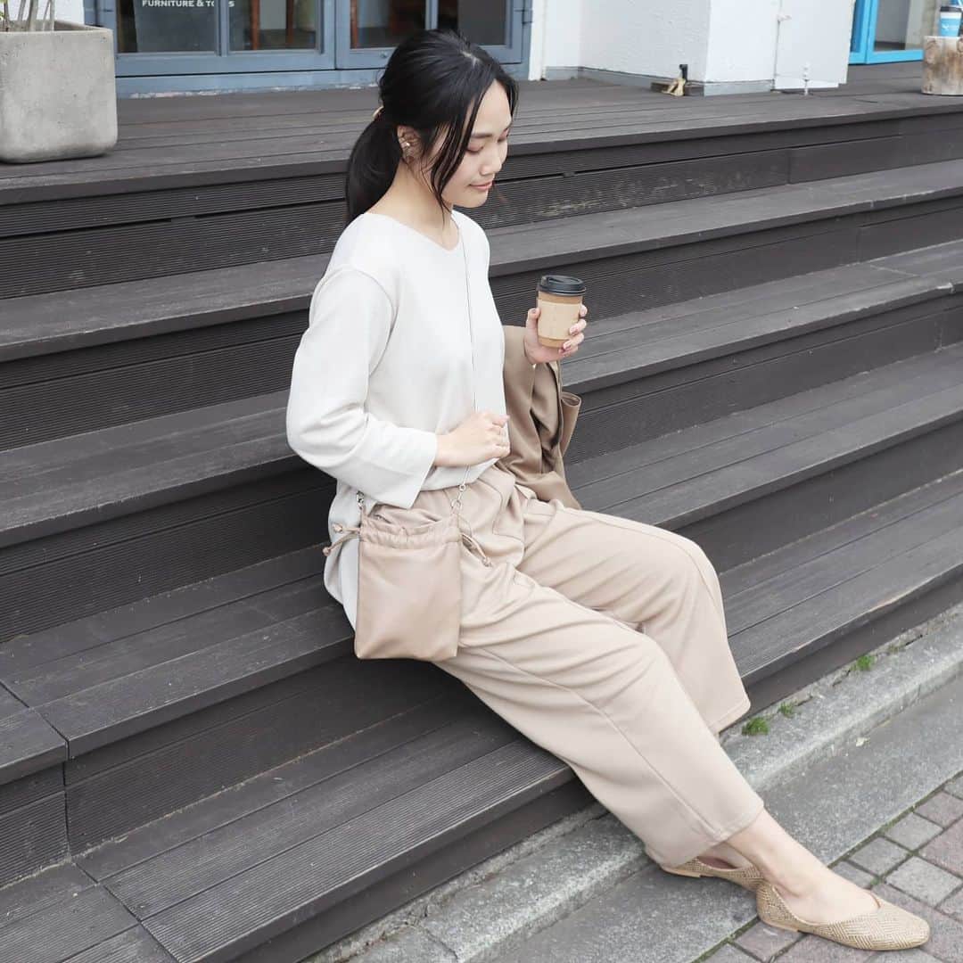 のインスタグラム：「ivory×beigeコーデ · tops,pants: @legicajeana shoes: @outletshoes_official bag: @titivatejp · 先日投稿したpicのアウターなし版 @legicajeana のニットカットソーとガウチョパンツ✨ · 色も私の手持ちの服によく合うし、 シンプルなだけに着回し力がすごい😭✨ 着心地も楽だから、ここ最近で1番着てるかも！ · #レジカジンナ#アウトレットシューズ#outletshoes_life #fashion#ootd#outfit#code#coordinate#style#ファッション#コーディネート#コーデ#プチプラ#プチプラコーデ#シンプルコーデ#mamagirl#locari#ママファッション #partegram #l4like#カジュアル#吉祥寺 #吉祥寺カフェ」