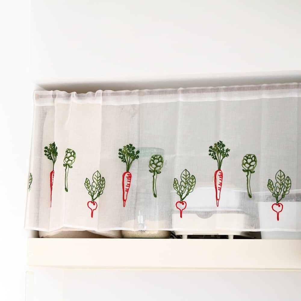 3COINSさんのインスタグラム写真 - (3COINSInstagram)「❋ NEW ❋⠀ ⠀ ⠀ 新商品のカーテンが入荷致しました◎⠀ ⠀ ⠀ カフェカーテン⠀ (約)H45×W105cm⠀ ⠀ 各300円(税込330円)⠀ ⠀ ⠀ 柄は全部で8種類！⠀ 是非店頭でお気に入りを見つけてください☺️⠀ ⠀ ⠀ ⠀ 店舗により在庫が異なりますので、お立ち寄りの店舗までお問い合わせください。⠀ ⠀ #3COINS #スリーコインズ #スリコ #プチプラ #プチプラ部 #新商品 #新商品情報  #新生活 #新生活応援 #新生活準備 #新生活グッズ #新学期 #新生活スタート  #シンプル #シンプルなデザイン #シンプルライフ #シンプルな生活 #カーテン #カフェカーテン #インテリア #インテリアカーテン #お部屋 #おへや #おへやづくり」3月19日 15時00分 - 3coins_official
