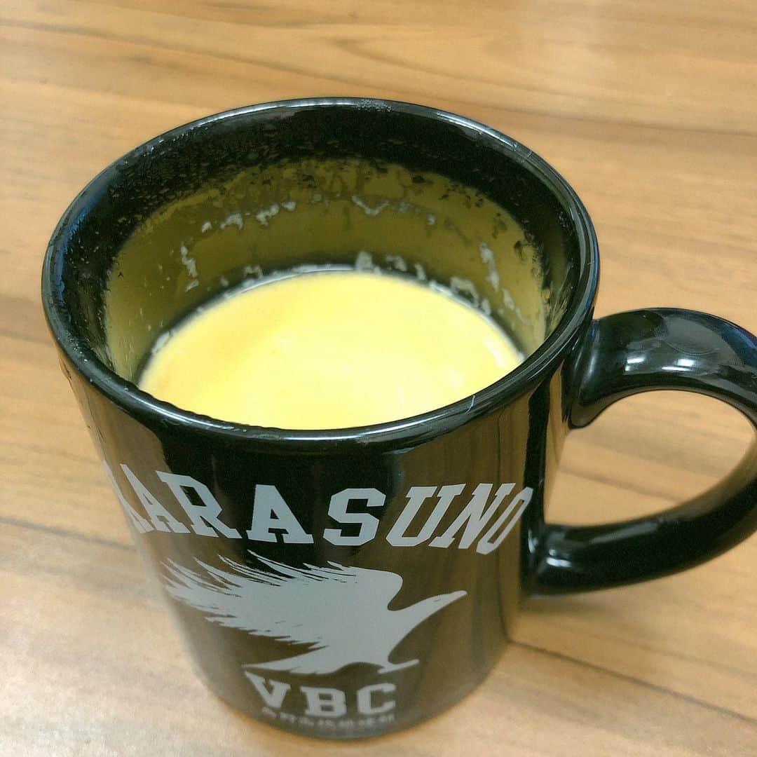 冨森ジャスティンのインスタグラム：「家出たくないし、やることないからプリン作ってみた！ 我ながらうめぇ。 あんまり外出しなくなって料理スキル上がった気がする。笑 #外出自粛 #料理スキル #プリン」